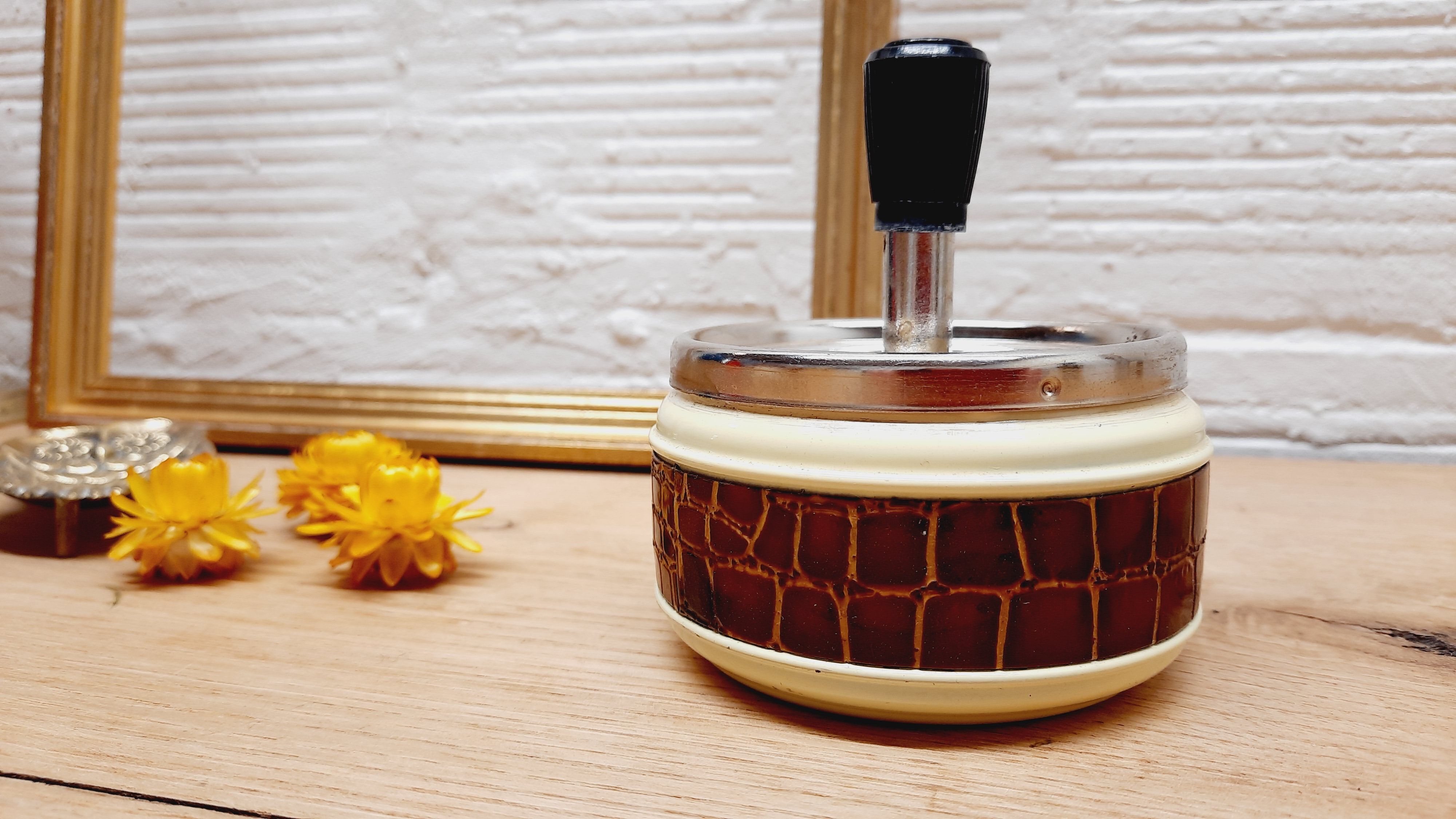 Vintage pusher ashtray