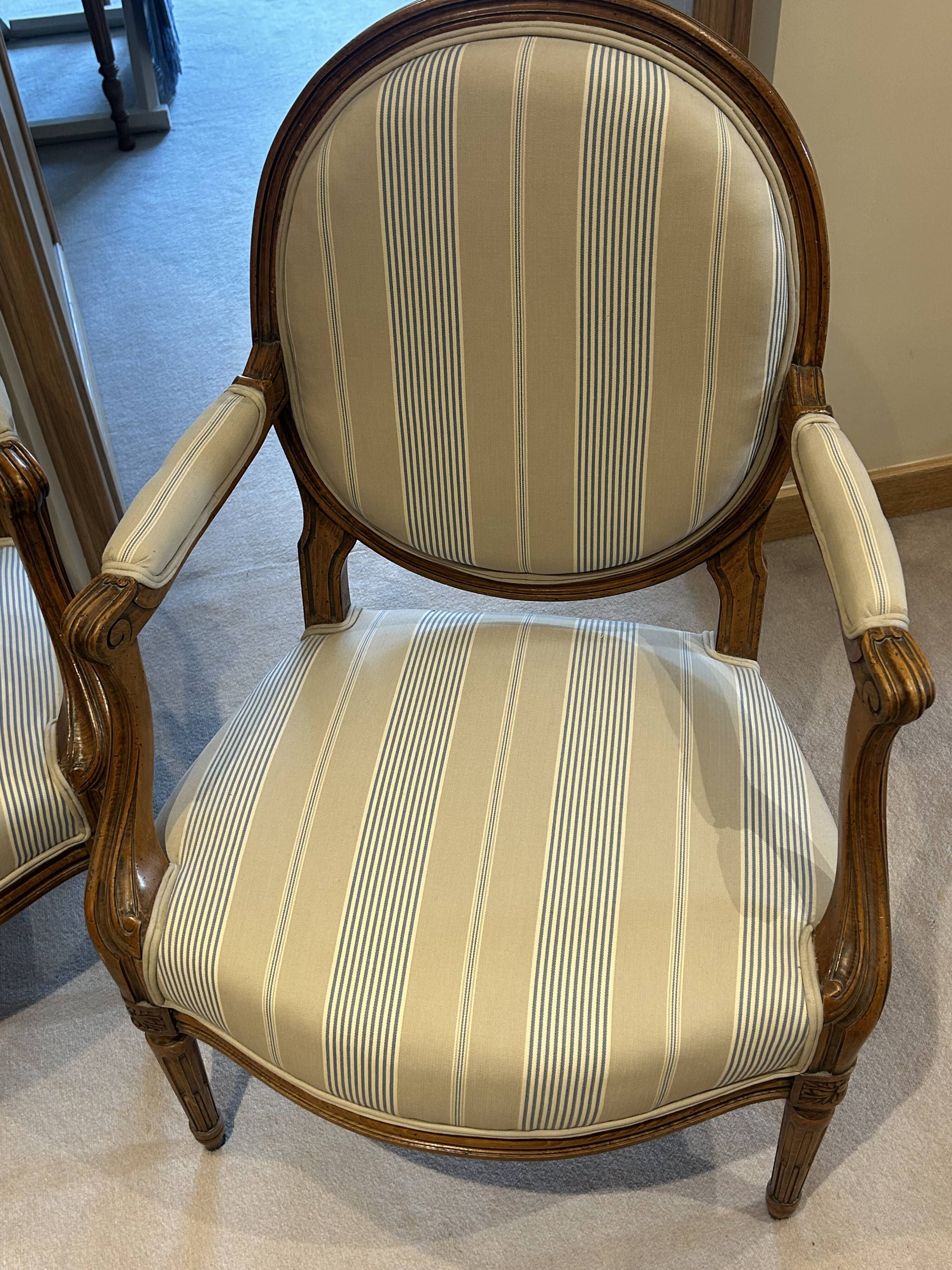 Pair of medallion armchairs in Louis XVI style - carved wood