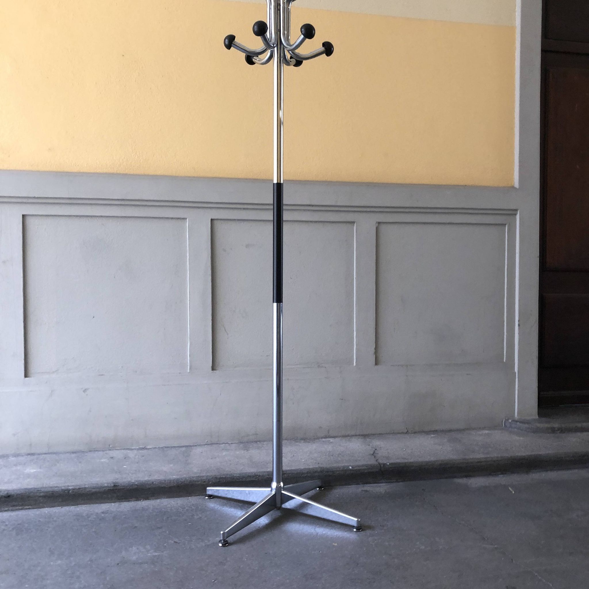 Vintage metal parrot coat rack