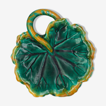 Assiette ancienne en faïence en forme de feuille