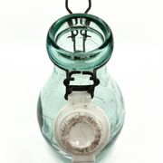 Grande bouteille "Mercur" en verre et bouchon en céramique • 2L • 1930