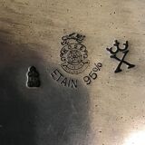 Plat en étain patiné marque rose design coupe avec anses années 80