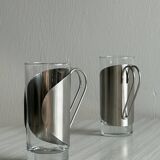 2 verres avec des poignées en métal, inox.