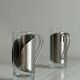 2 verres avec des poignées en métal, inox.