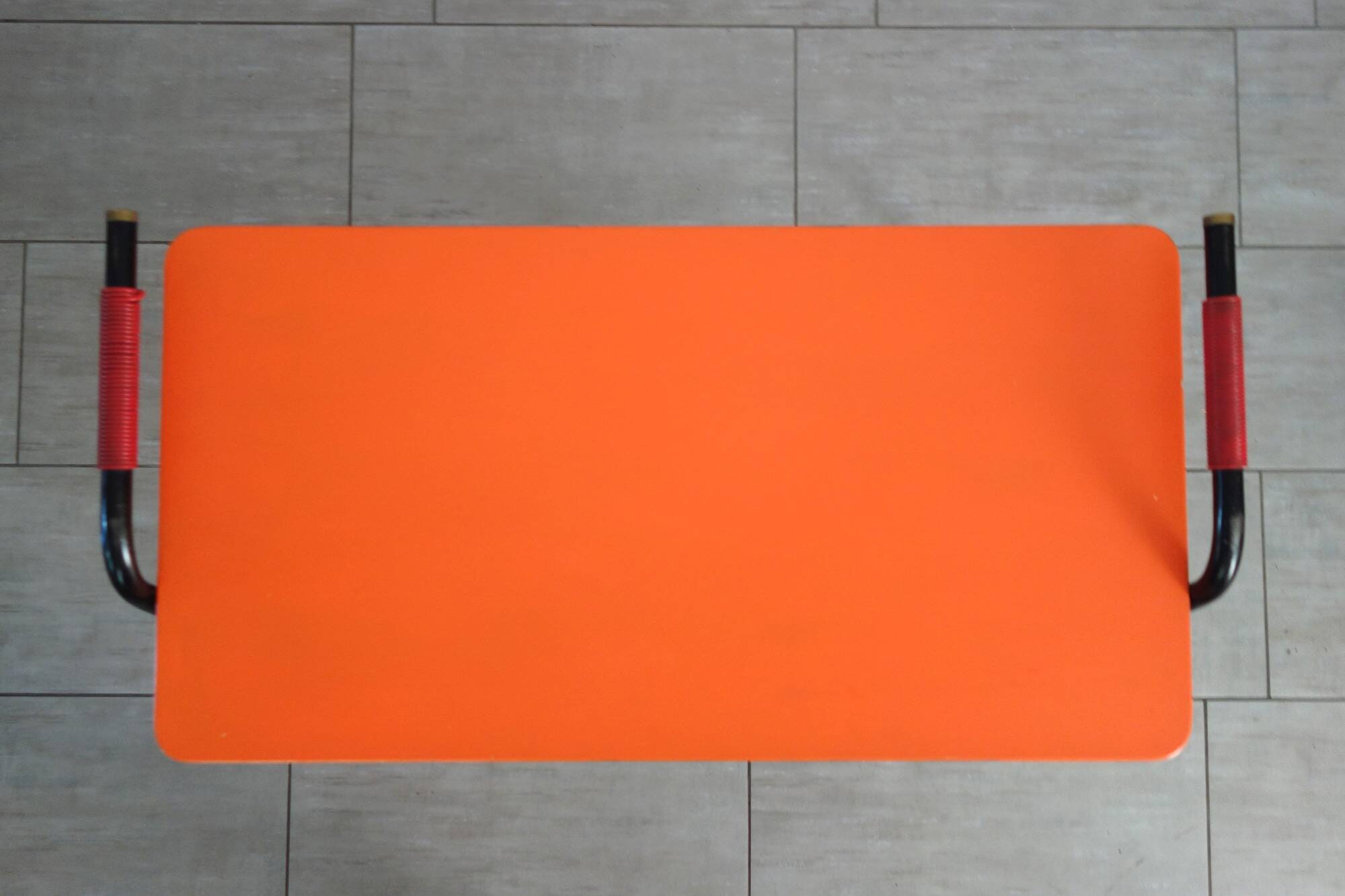 Desserte vintage orange métal perforé