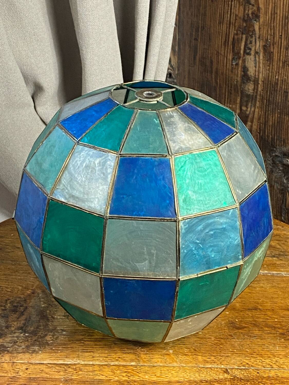 Suspension in coloured mother-of-pearl and brass