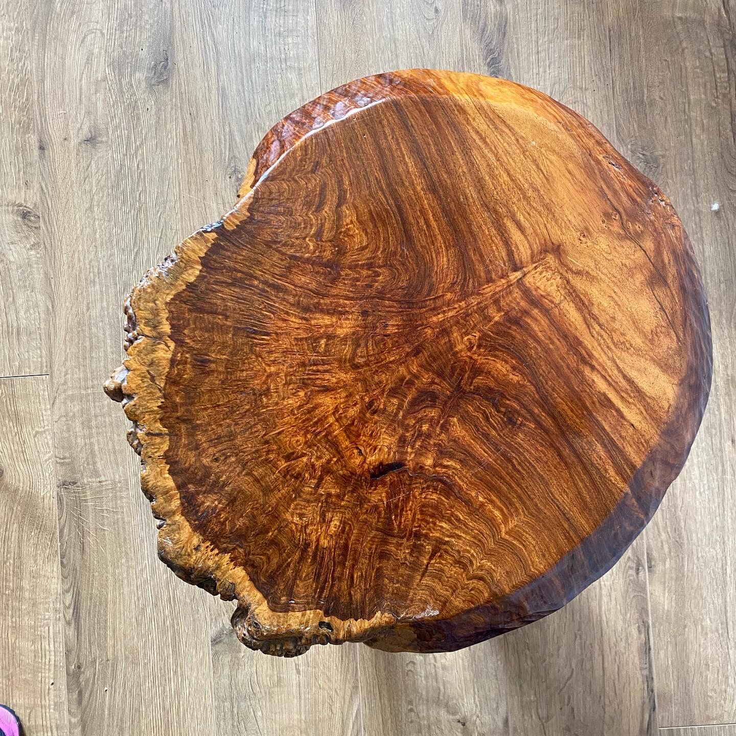 Table basse brutaliste bois massif