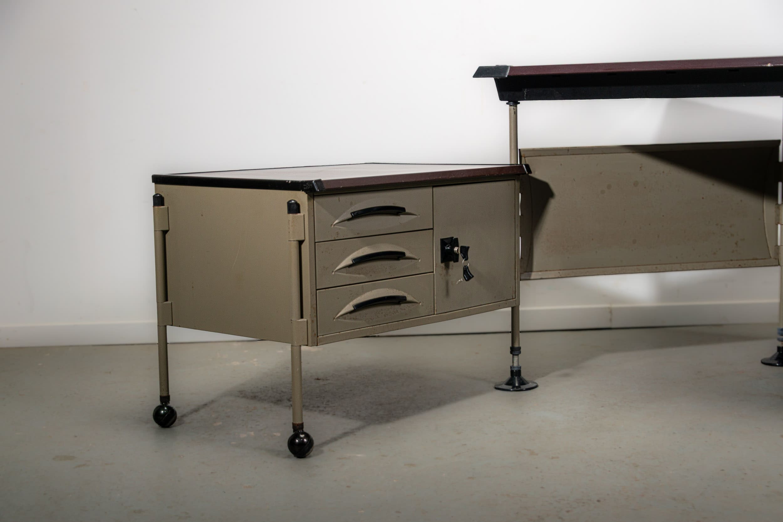 Spazio series director's desk with lamp by Studio BBPR for Olivetti, circa 1960