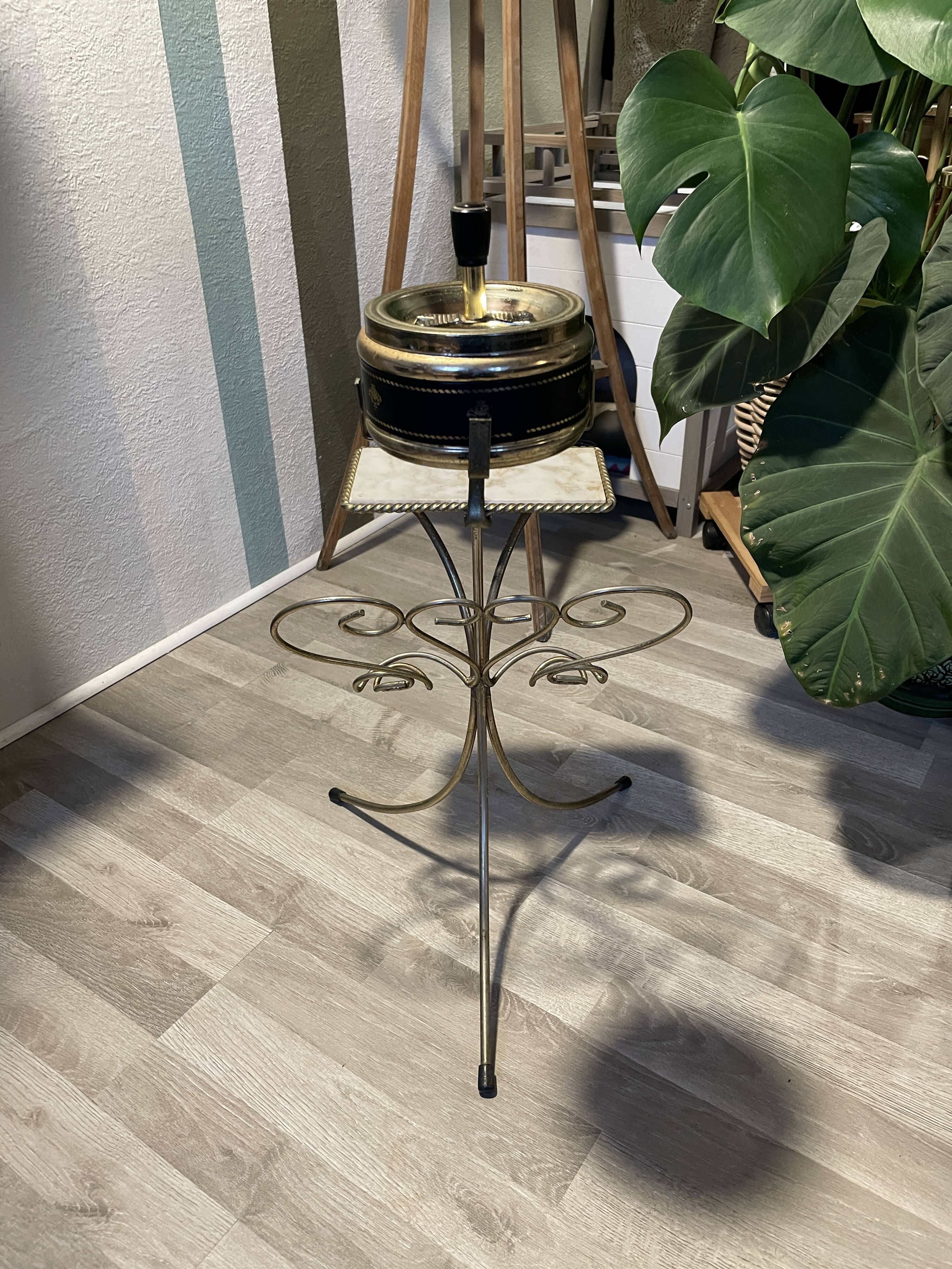 Cendrier sur pieds doré  en fer forgé avec porte-revue et tablette marbrée