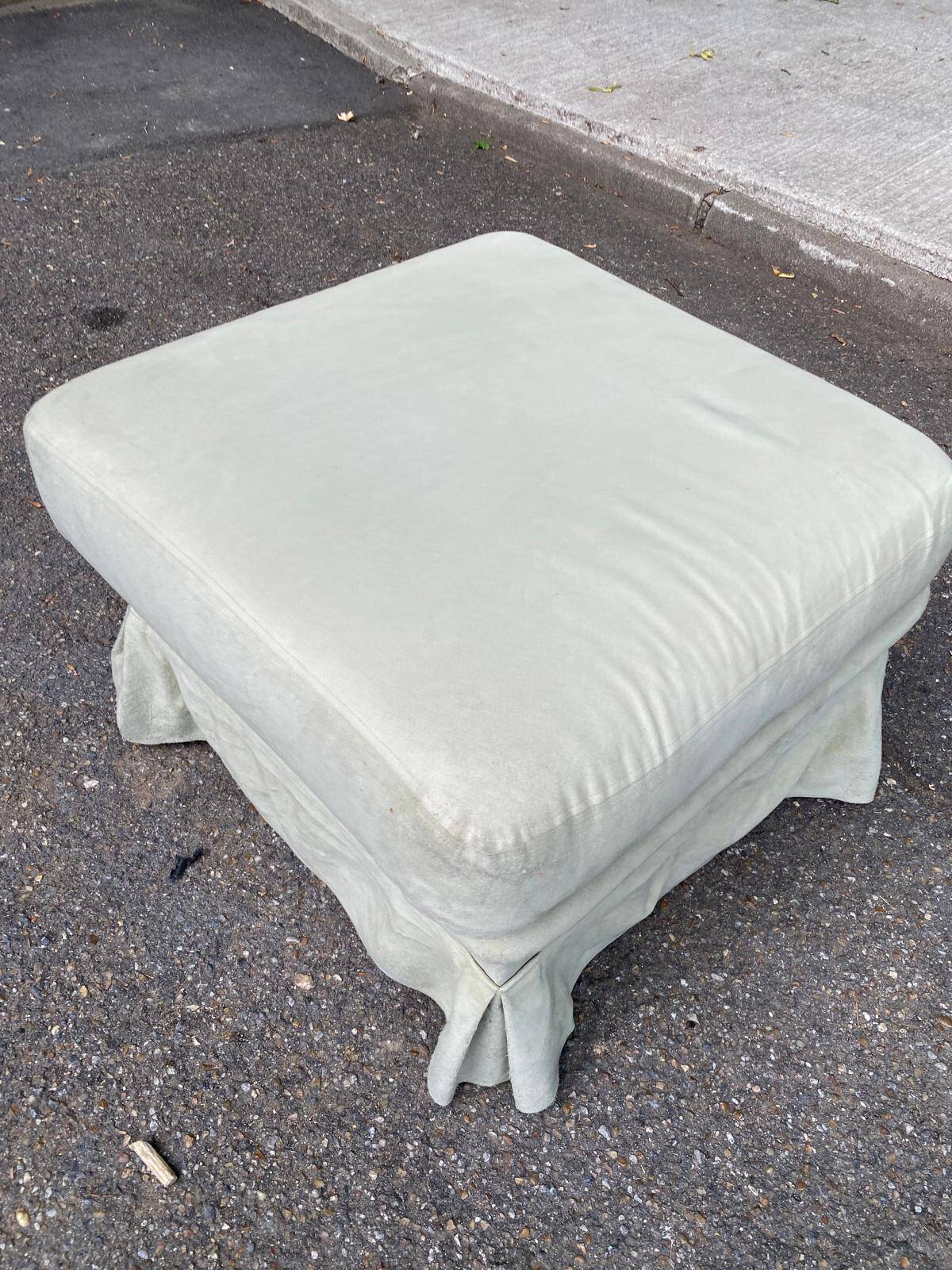 Pouf repose-pieds DUVIVIER vert d'eau grand modèle juponné 1990