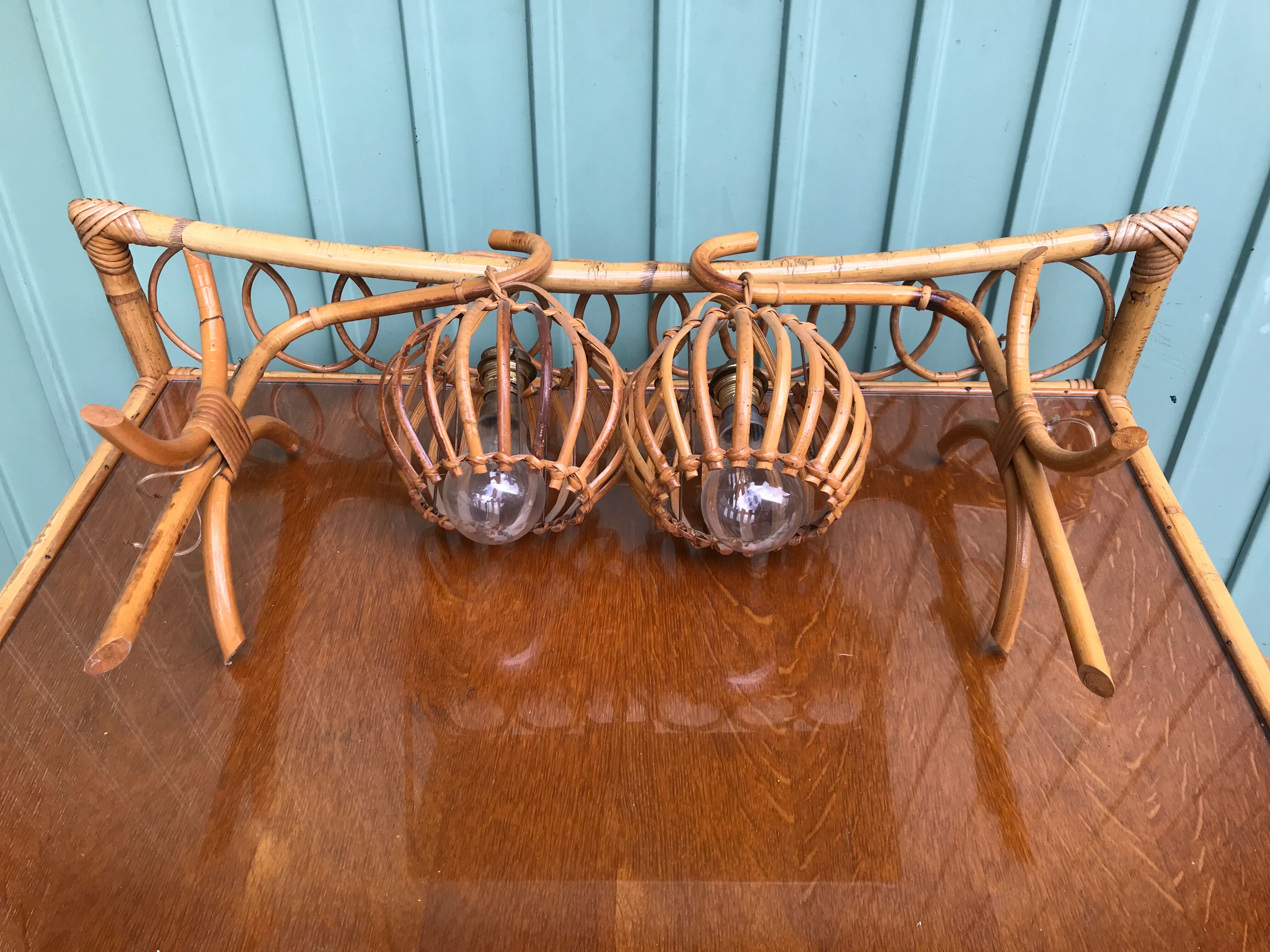 Ancien bureau en rotin à 2 tiroirs & plateau verre + étagère + 2 appliques vintage