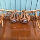 Ancien bureau en rotin à 2 tiroirs & plateau verre + étagère + 2 appliques vintage