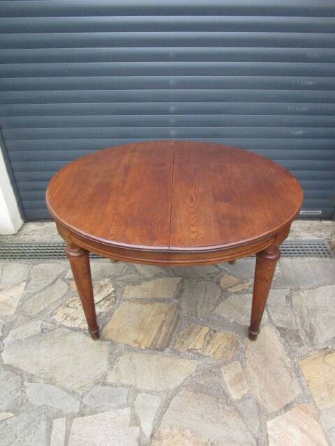 Antique round table in solid oak