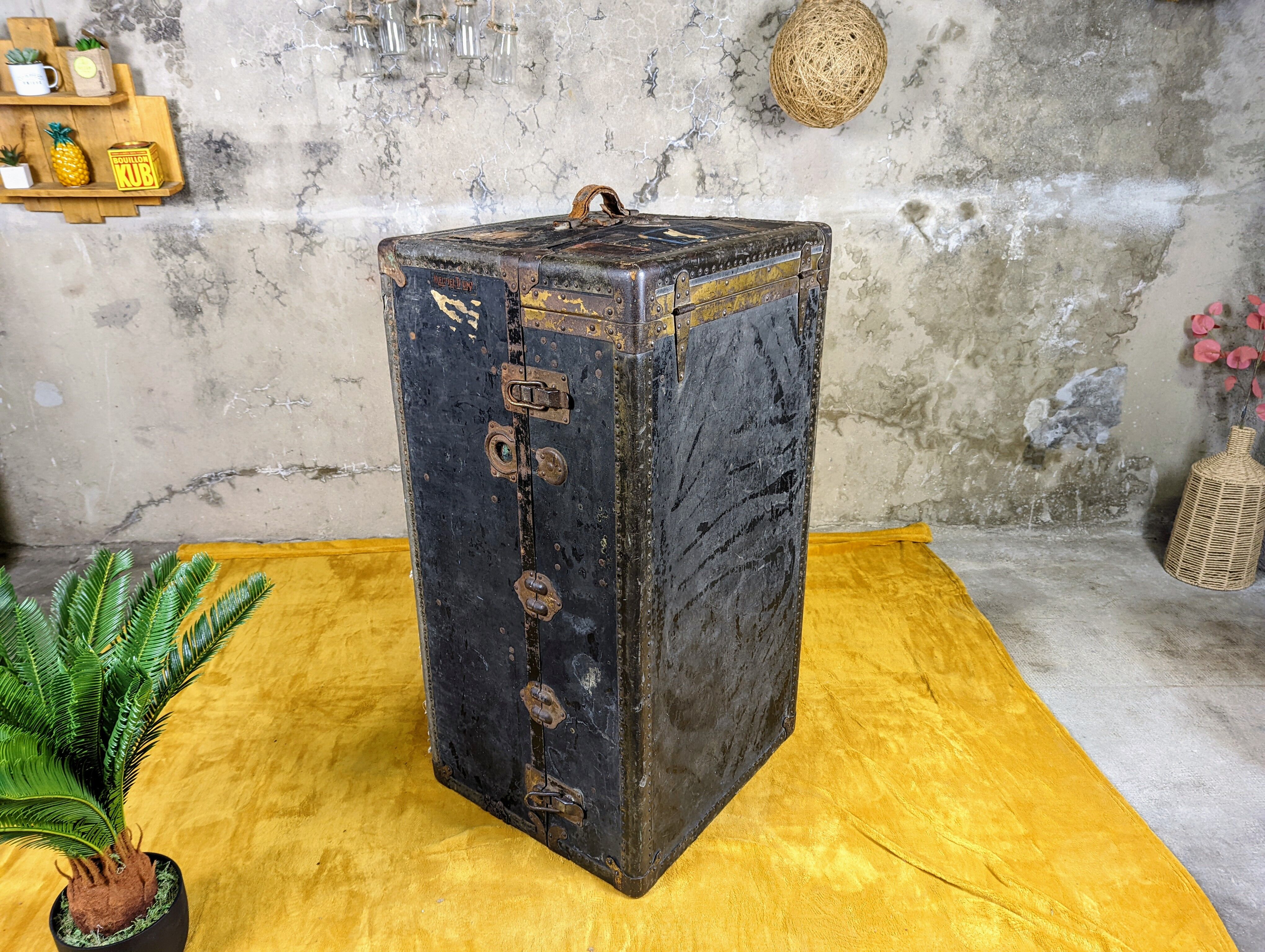 Antique travel trunk mendel trunk