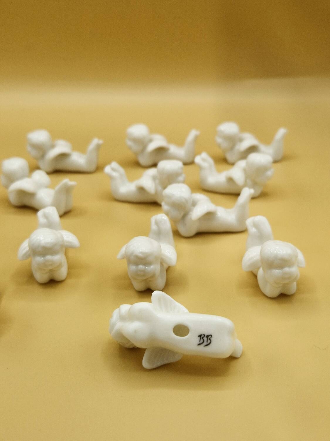 12 porte-couteaux vintage en porcelaine figurant des chérubins