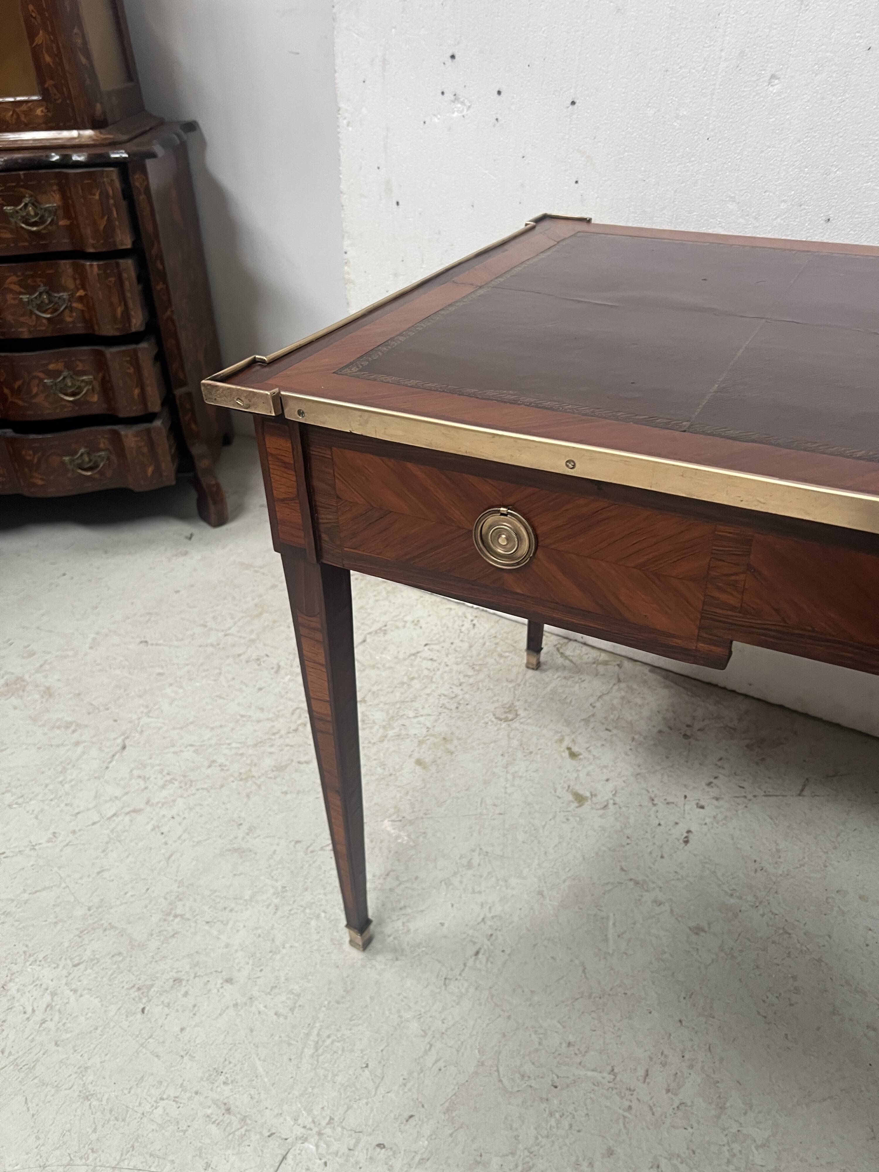 Louis XVI flat desk in mahogany veneer and rosewood, 18th century.