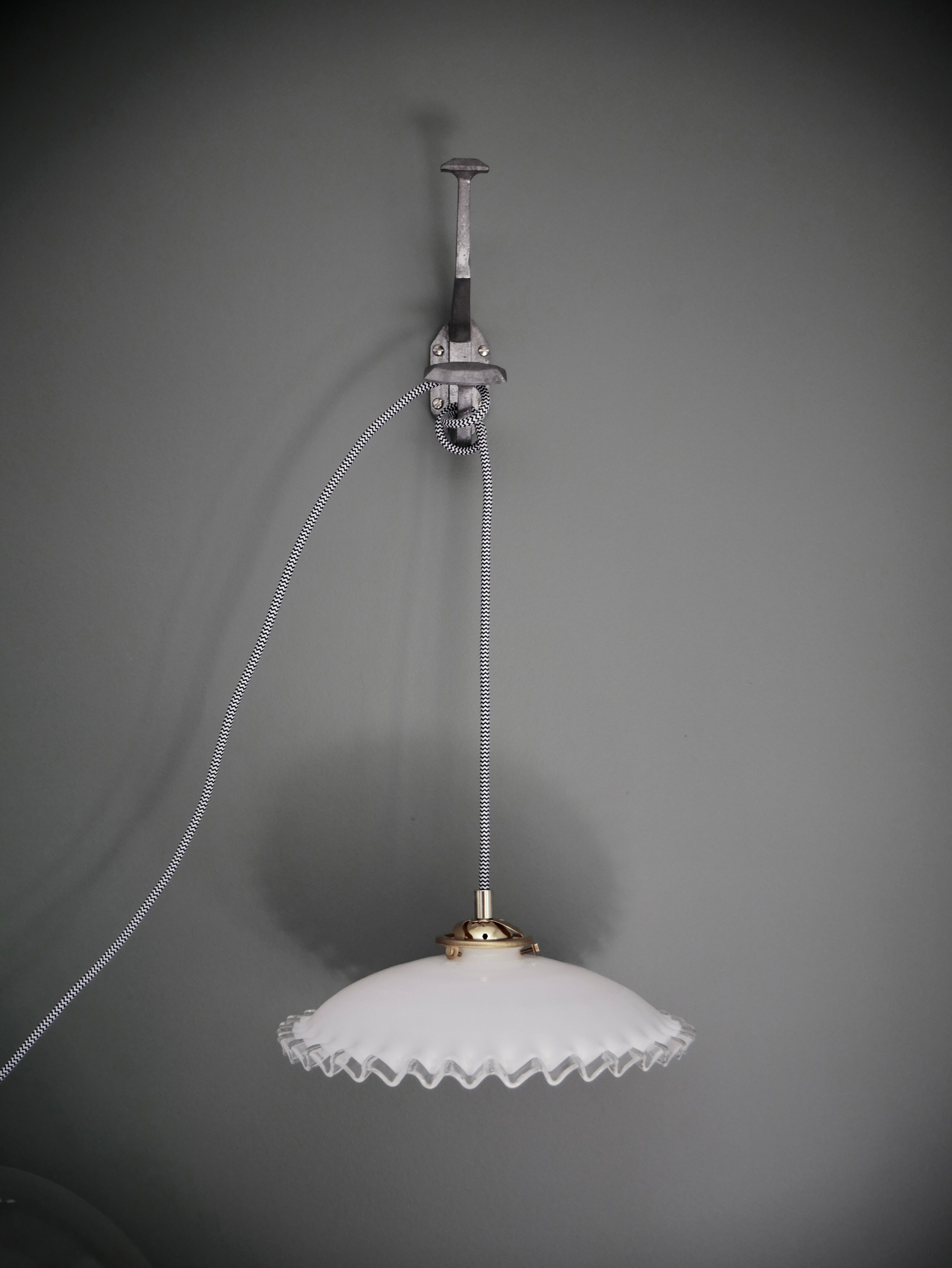 Serrated opaline suspension