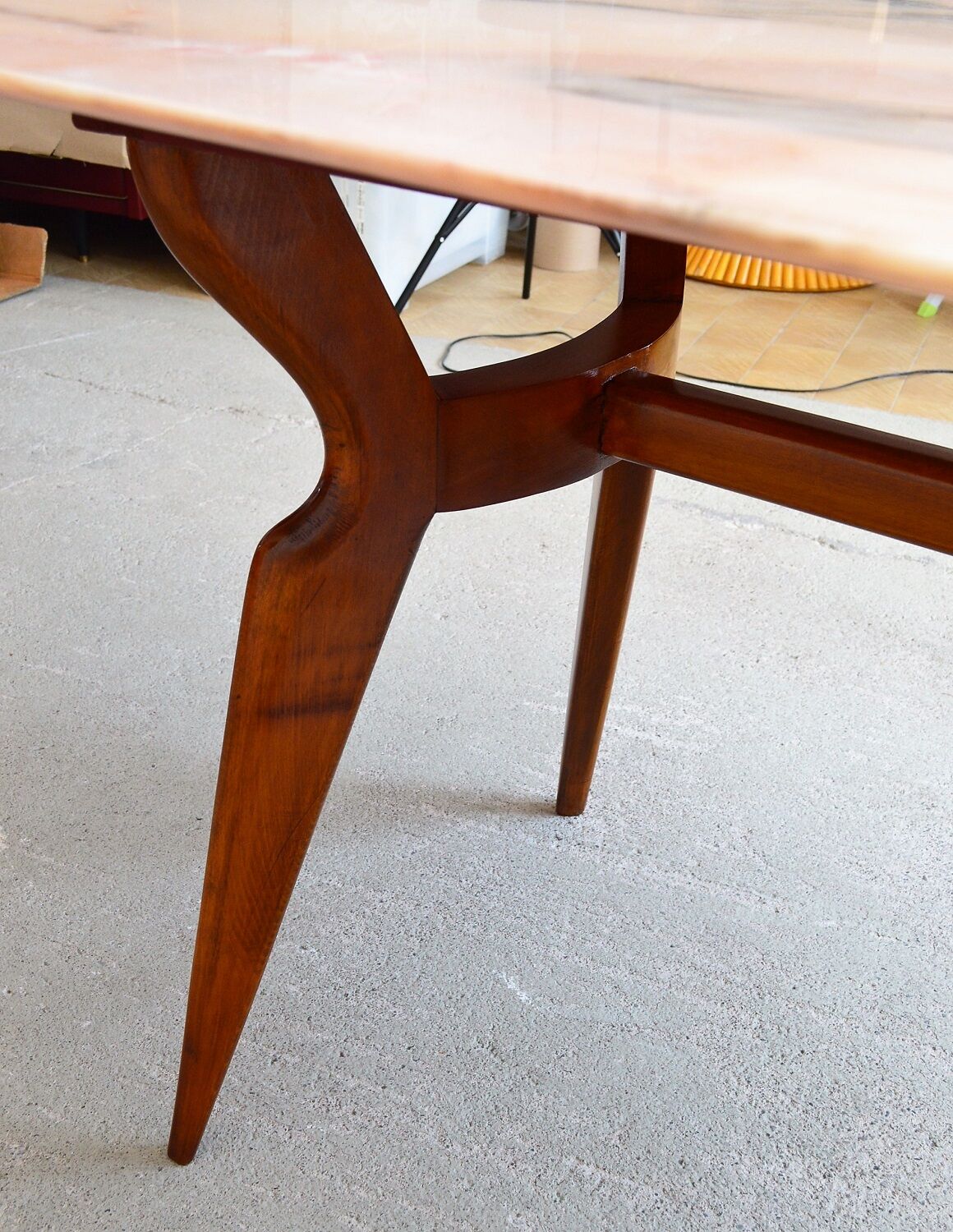 Italian dining table with sculptural beech base and pink marble, 1950s