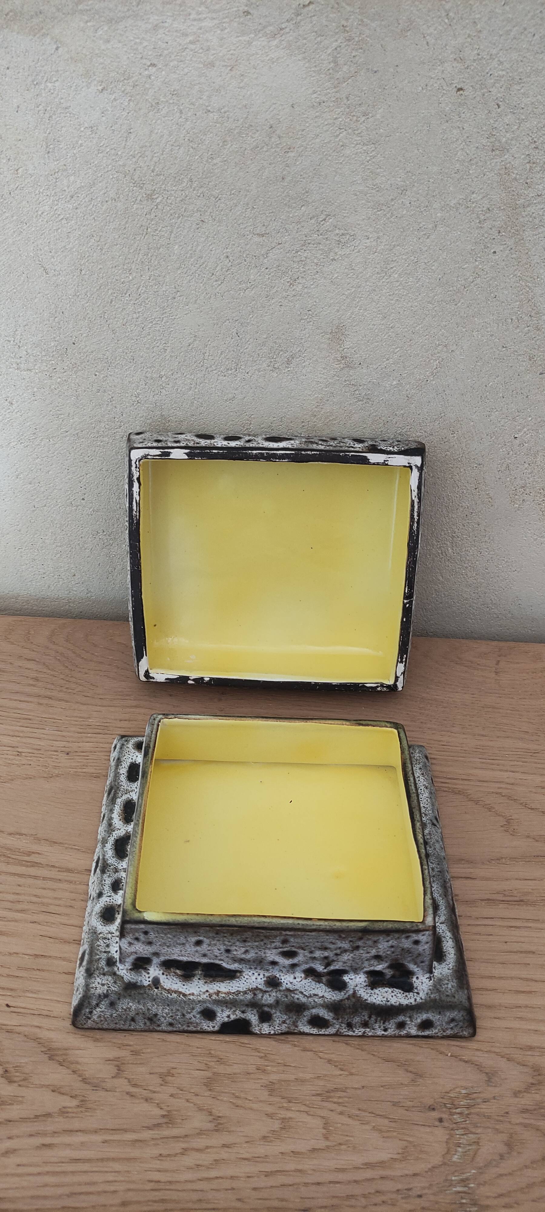 Empty pocket with lid signed Bessone (Vallauris)