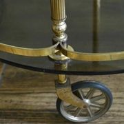 Desserte néoclassique en laiton et et verre fumé, milieu XXème