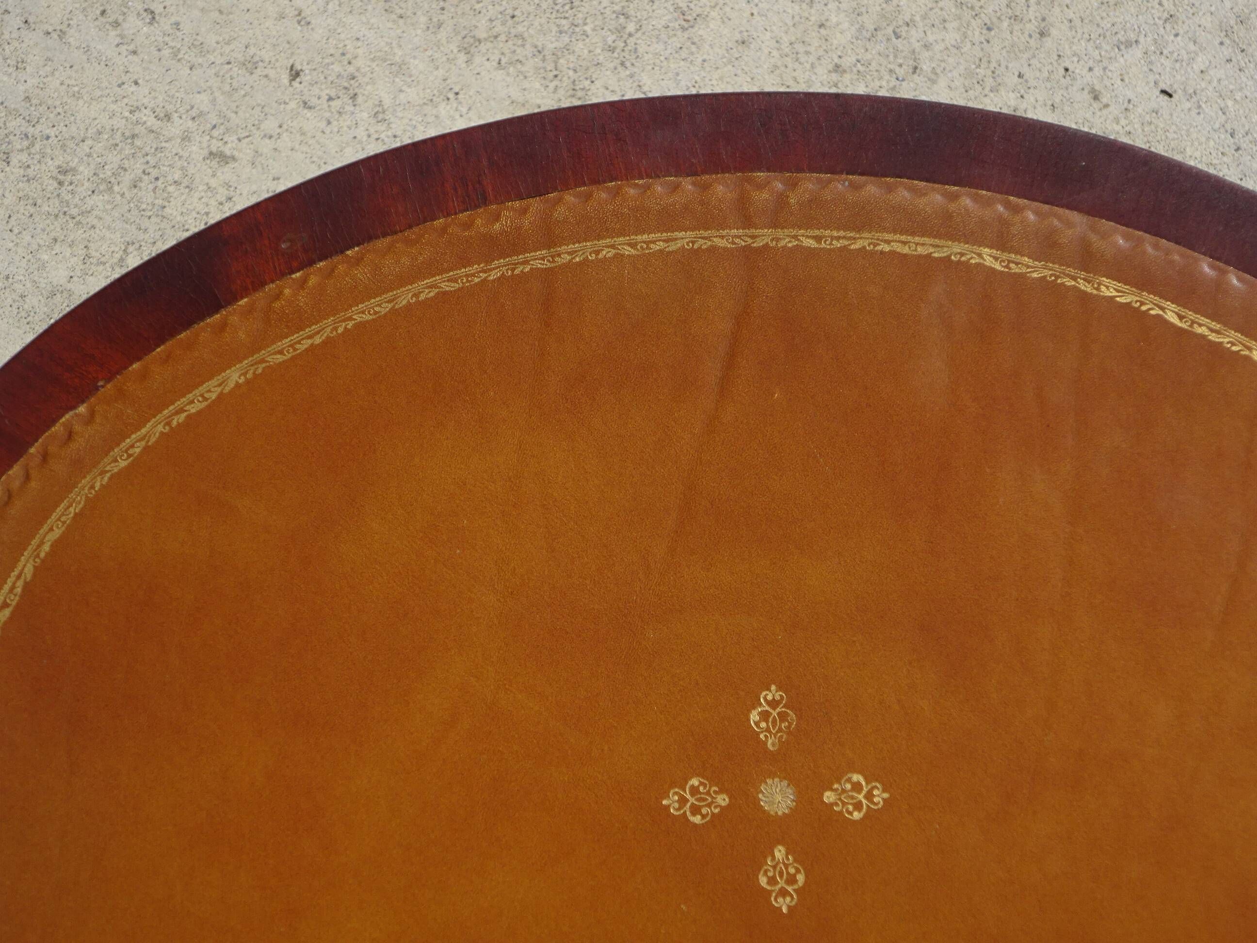 Small side table with an oval top in English style.