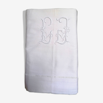 Drap brodé monogramme L J