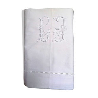 Drap brodé monogramme L J