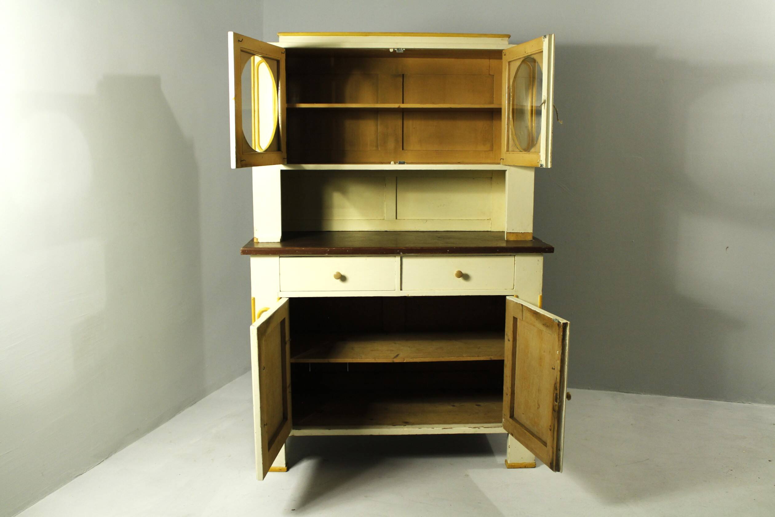 Armoire de cuisine rondocubiste, République tchèque, années 1920