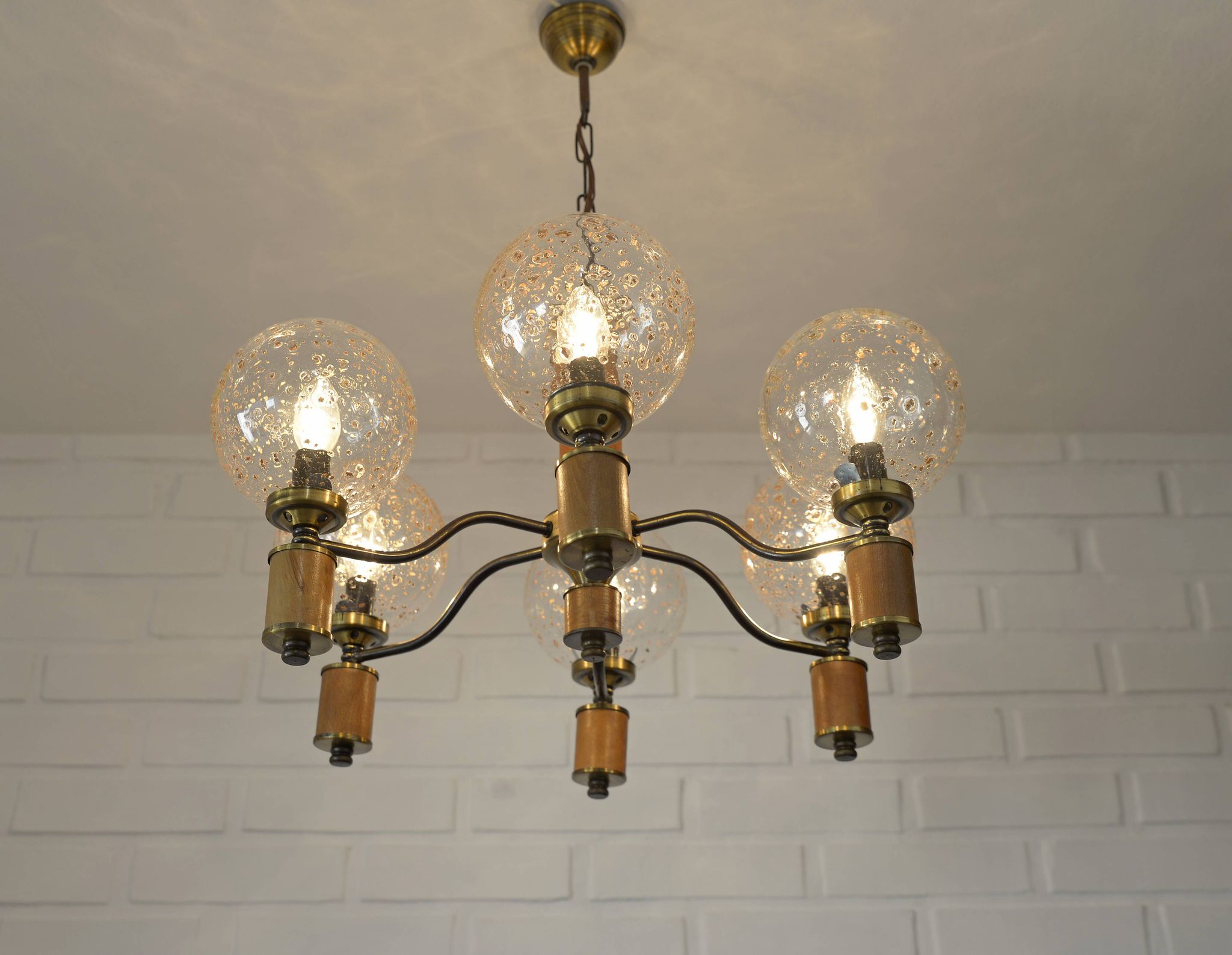 Suspension vintage en laiton, élégante et rustique, style colonial