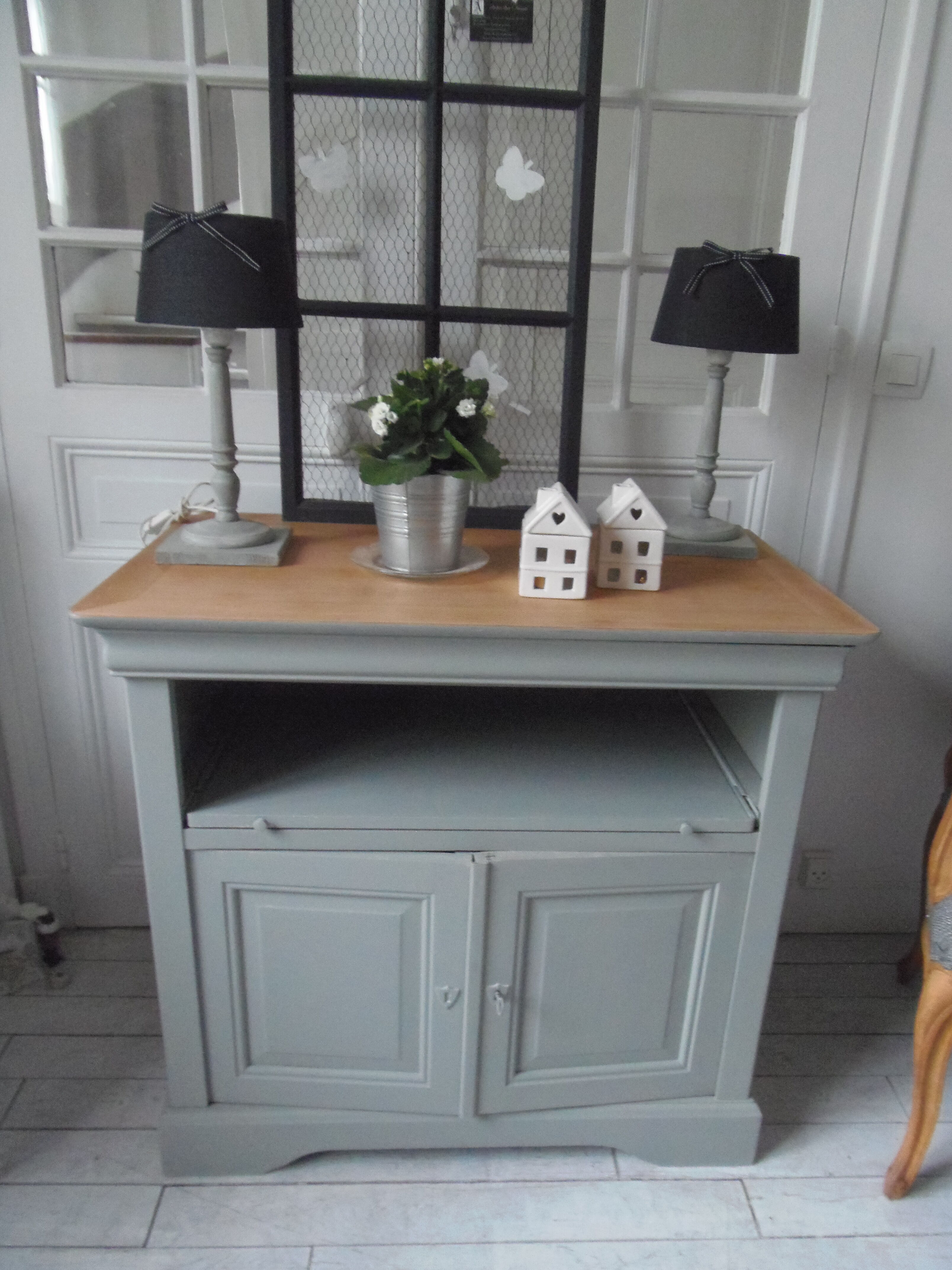 Louis Philippe-style storage furniture with grey wood tray, it is composed of a niche with sliding tray and below a storage closed by 2 doors.