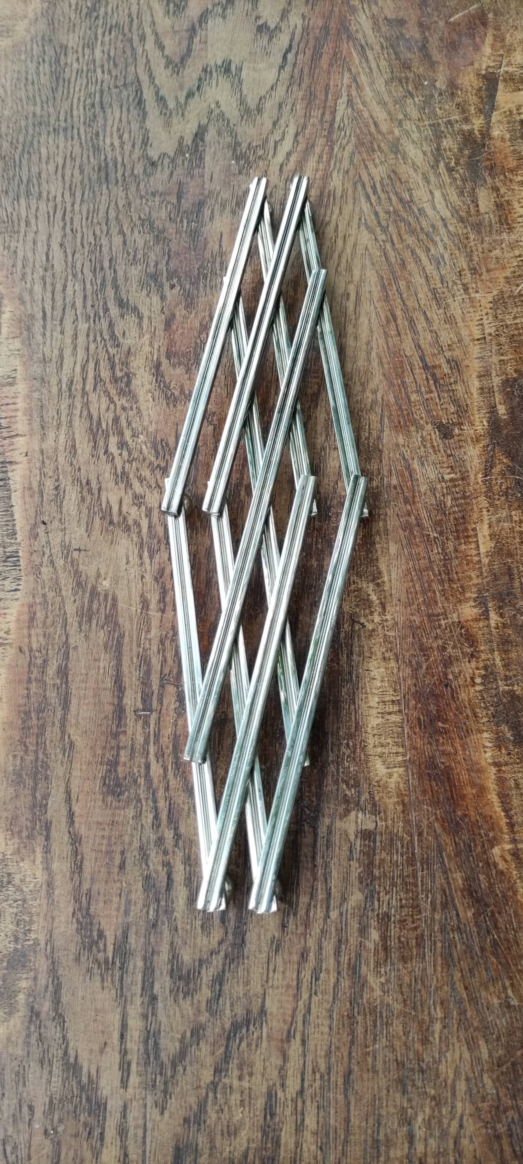Dessous de plat vintage extensible en métal argenté