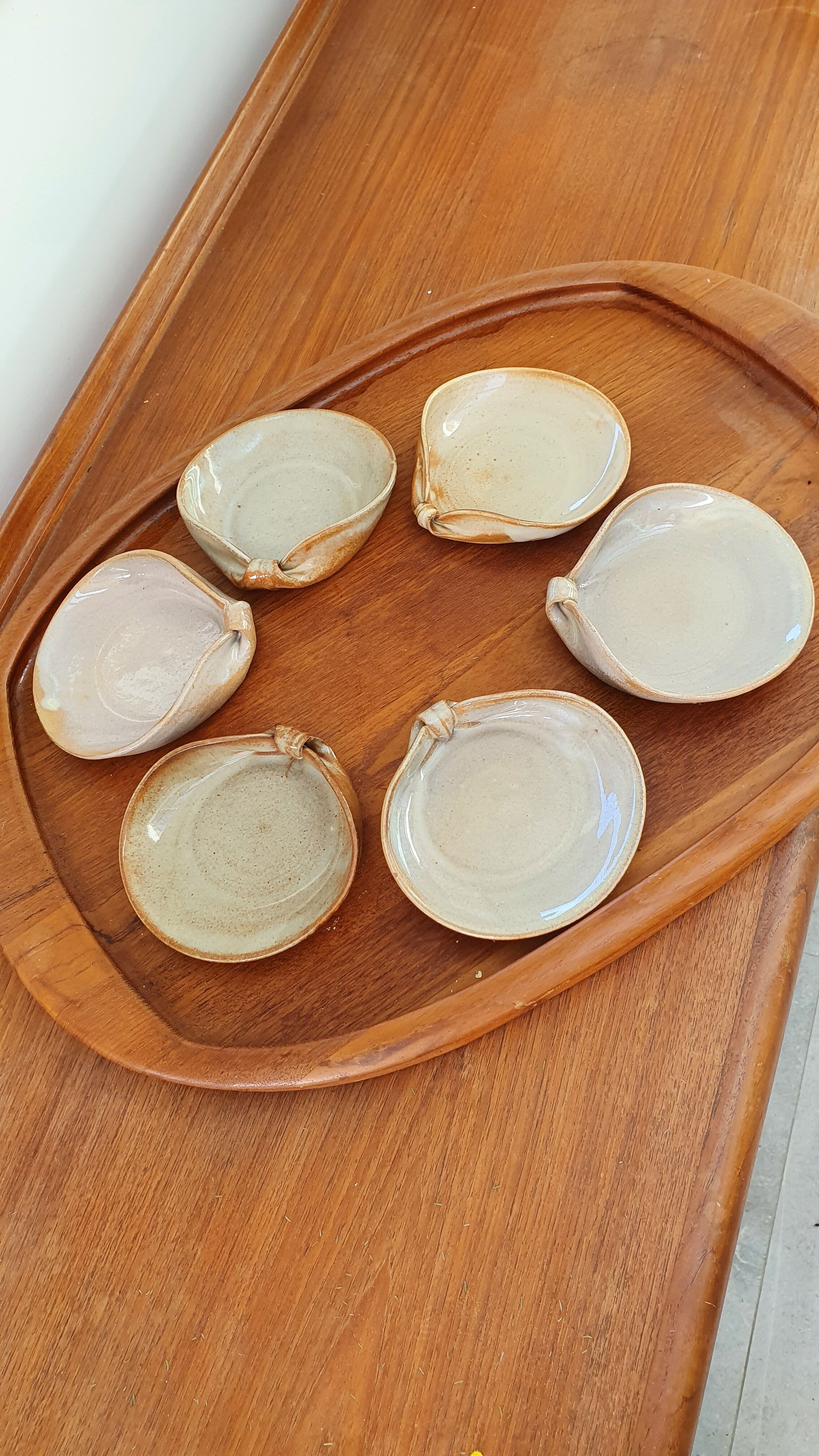 6 enamelled sandstone cups