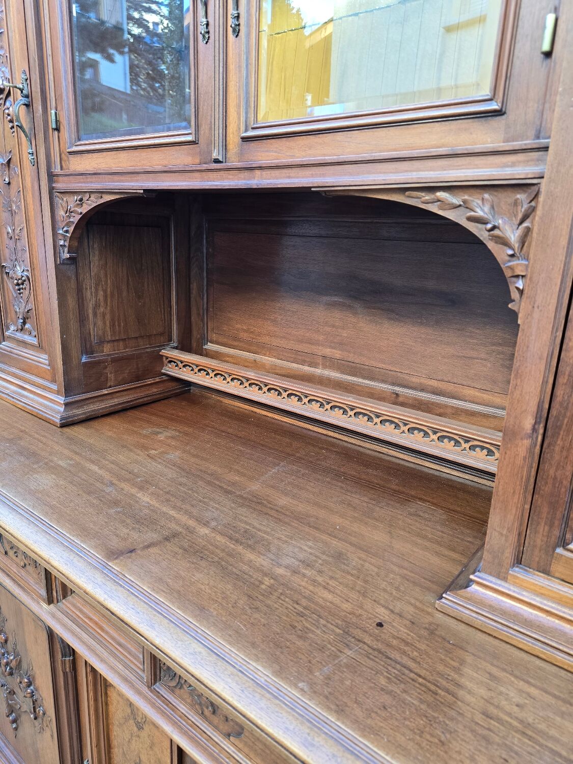 Important two-body buffet in carved walnut – Renaissance style