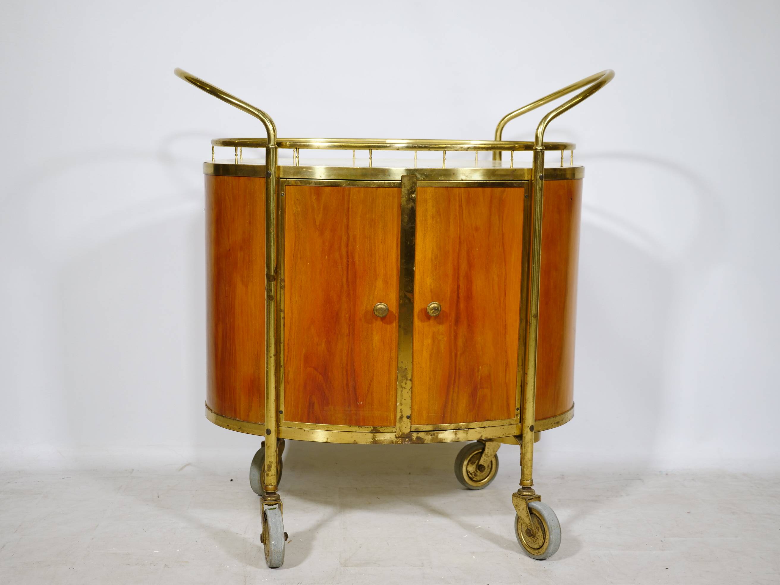 Chariot de bar du milieu du siècle en noyer et laiton, Italie, années 1950.