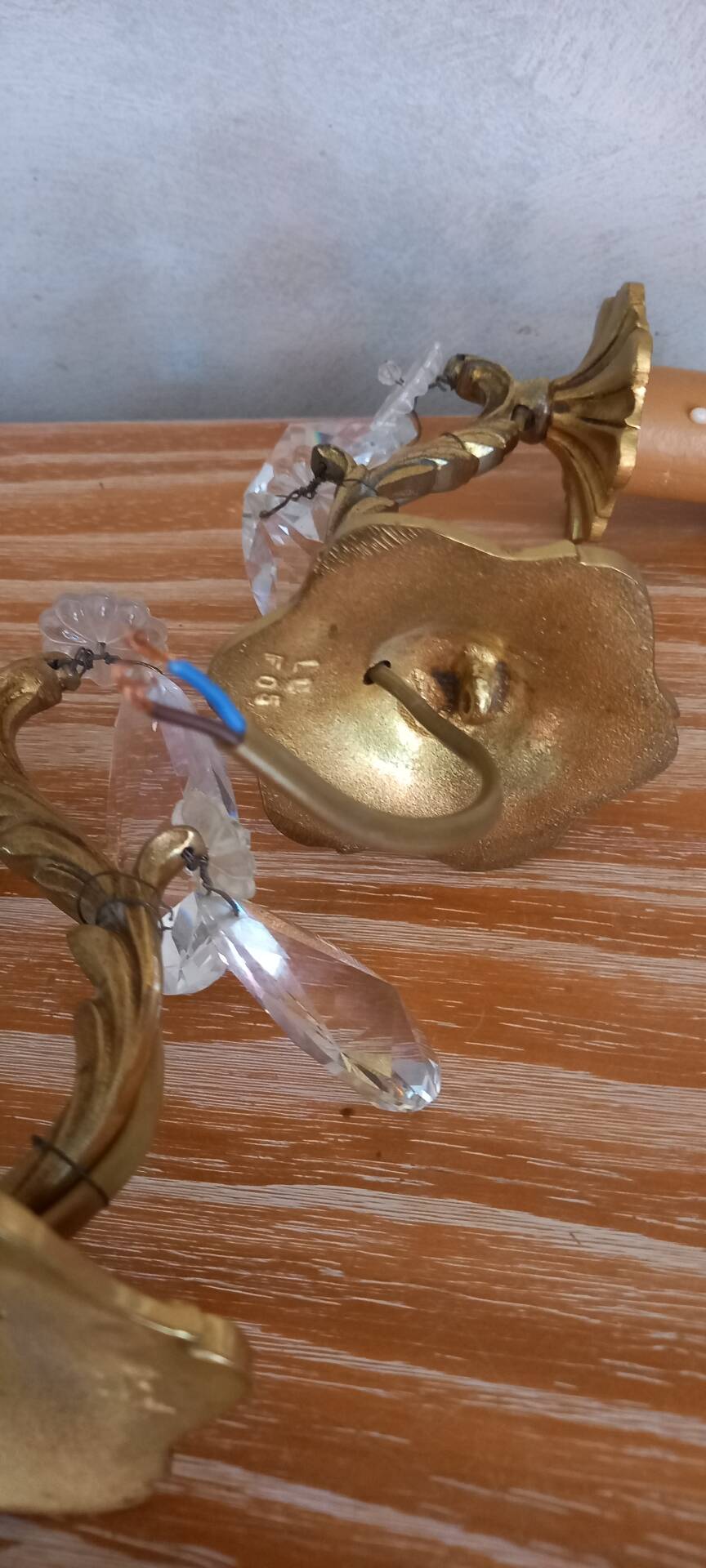 Anciennes appliques en bronze et cristal
