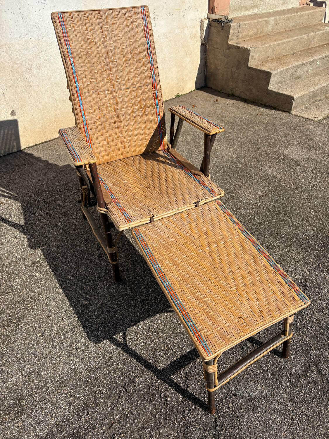 Wicker chaise longue