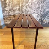 Banc moderniste à lattes de teck