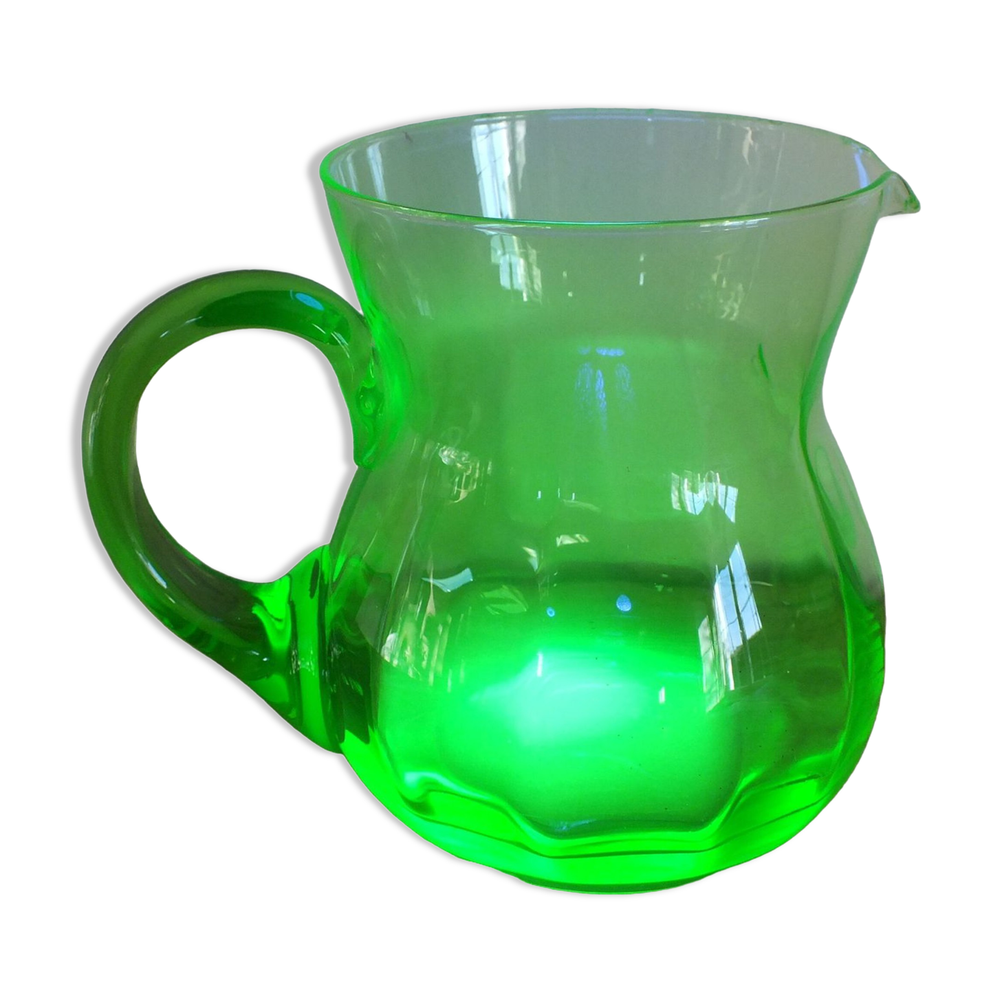 Pichet ou broc à eau en verre ouraline couleur vert ancien