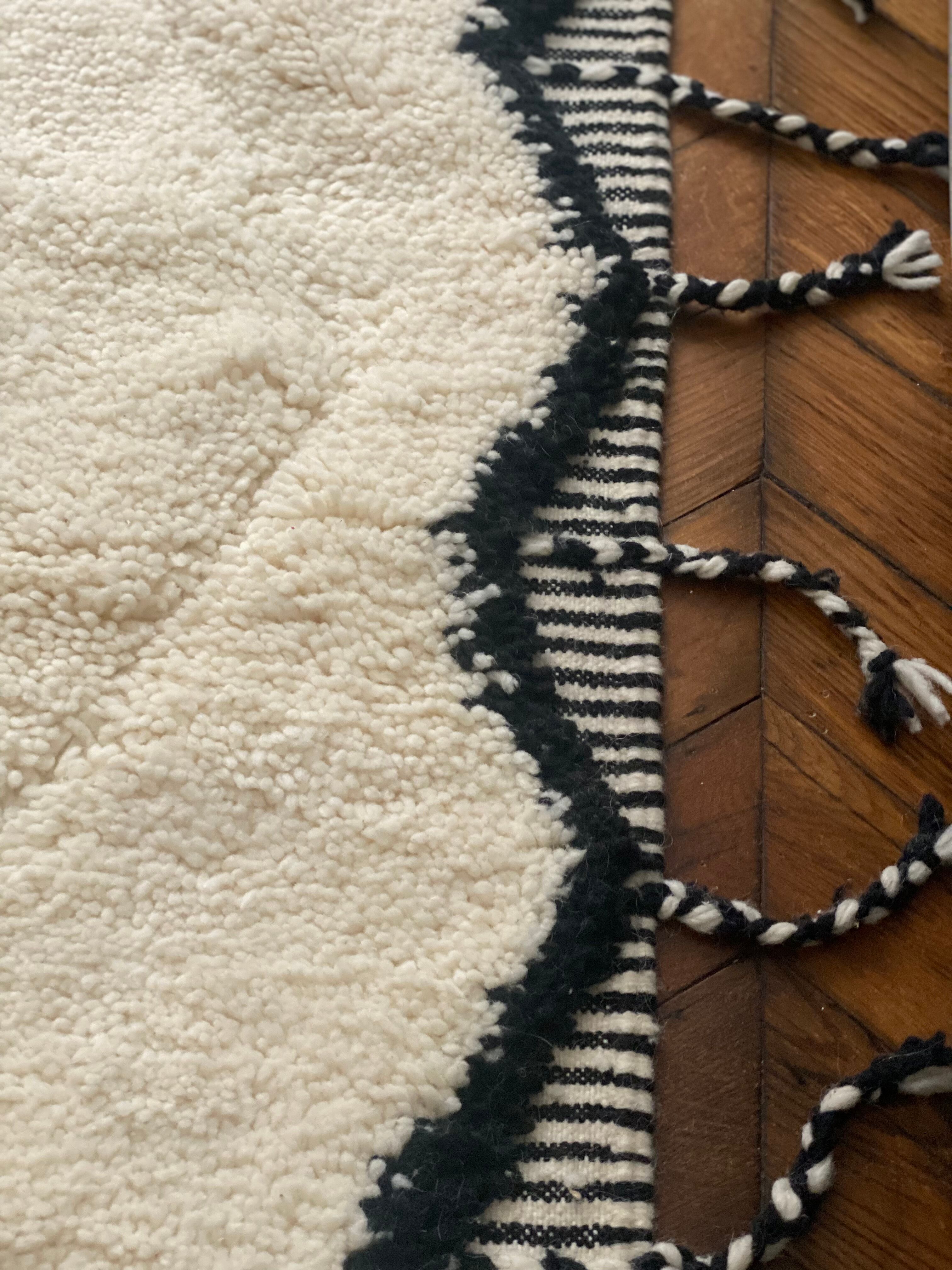 Moroccan Berber carpet beni Ouarain zanafi white and black diamonds 160x250cm