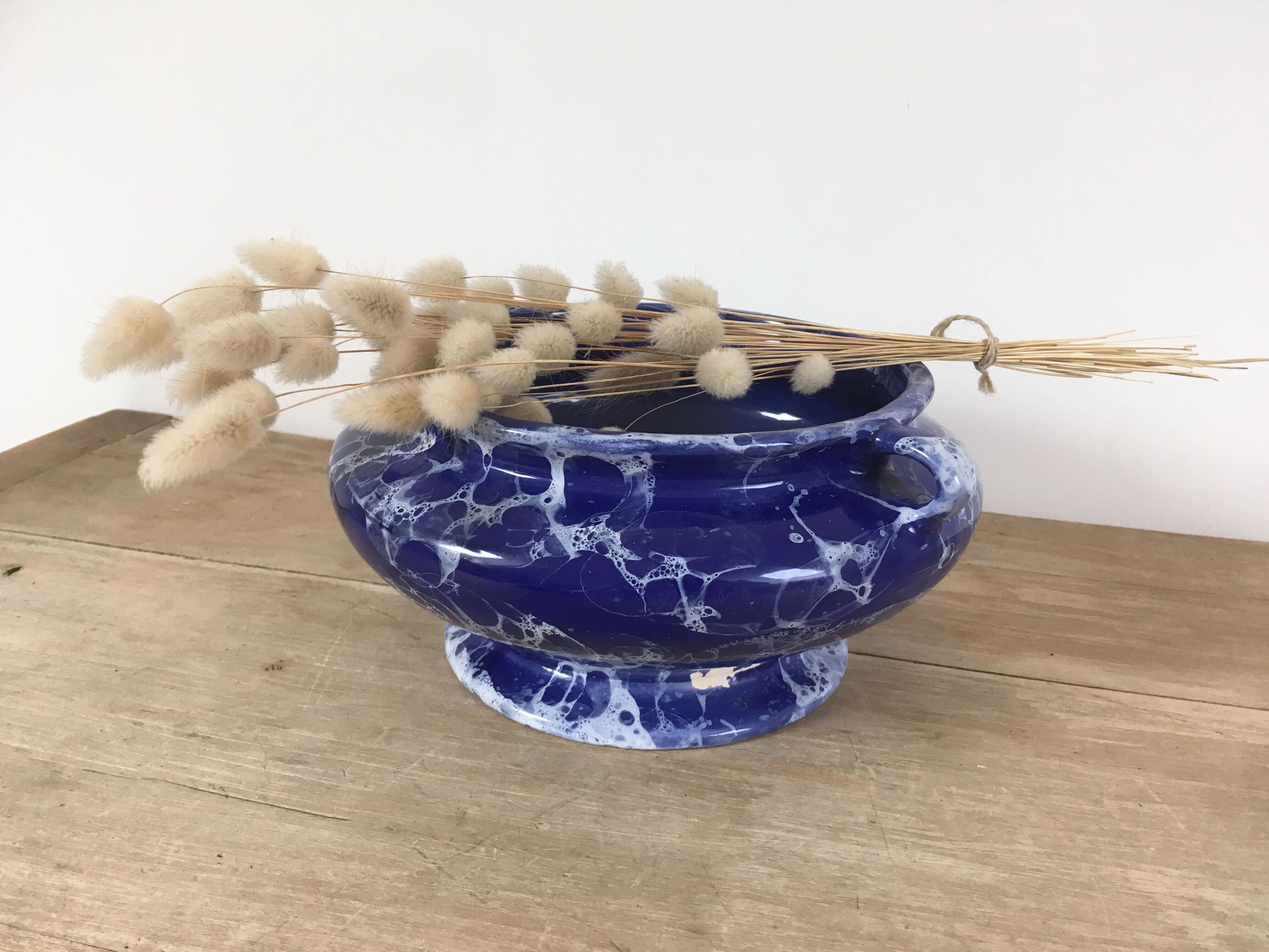 Blue & white marbled ceramic vase, pot cover