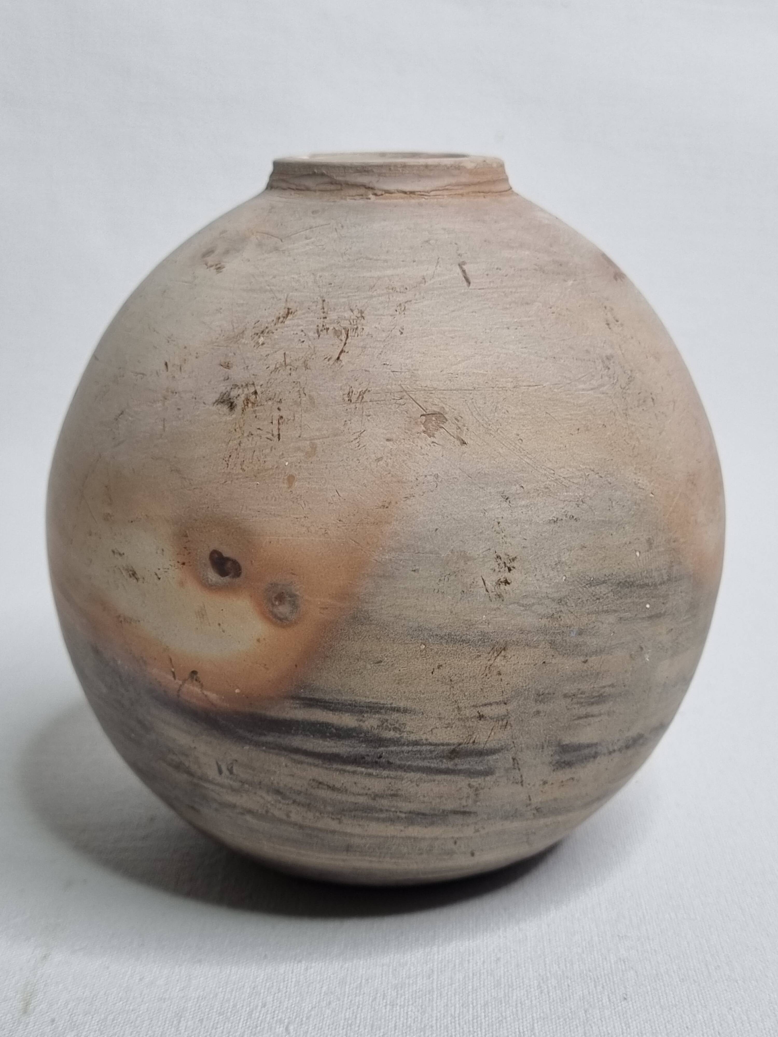 Round ceramic vase with raw finish, smoked firing, signed, late 20th century, 11 cm.