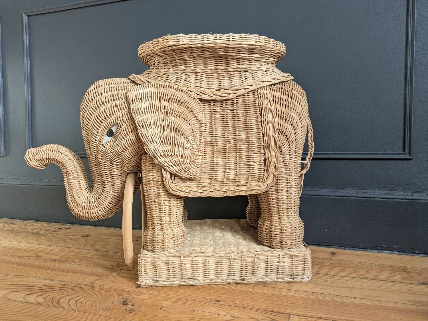 Willow elephant table