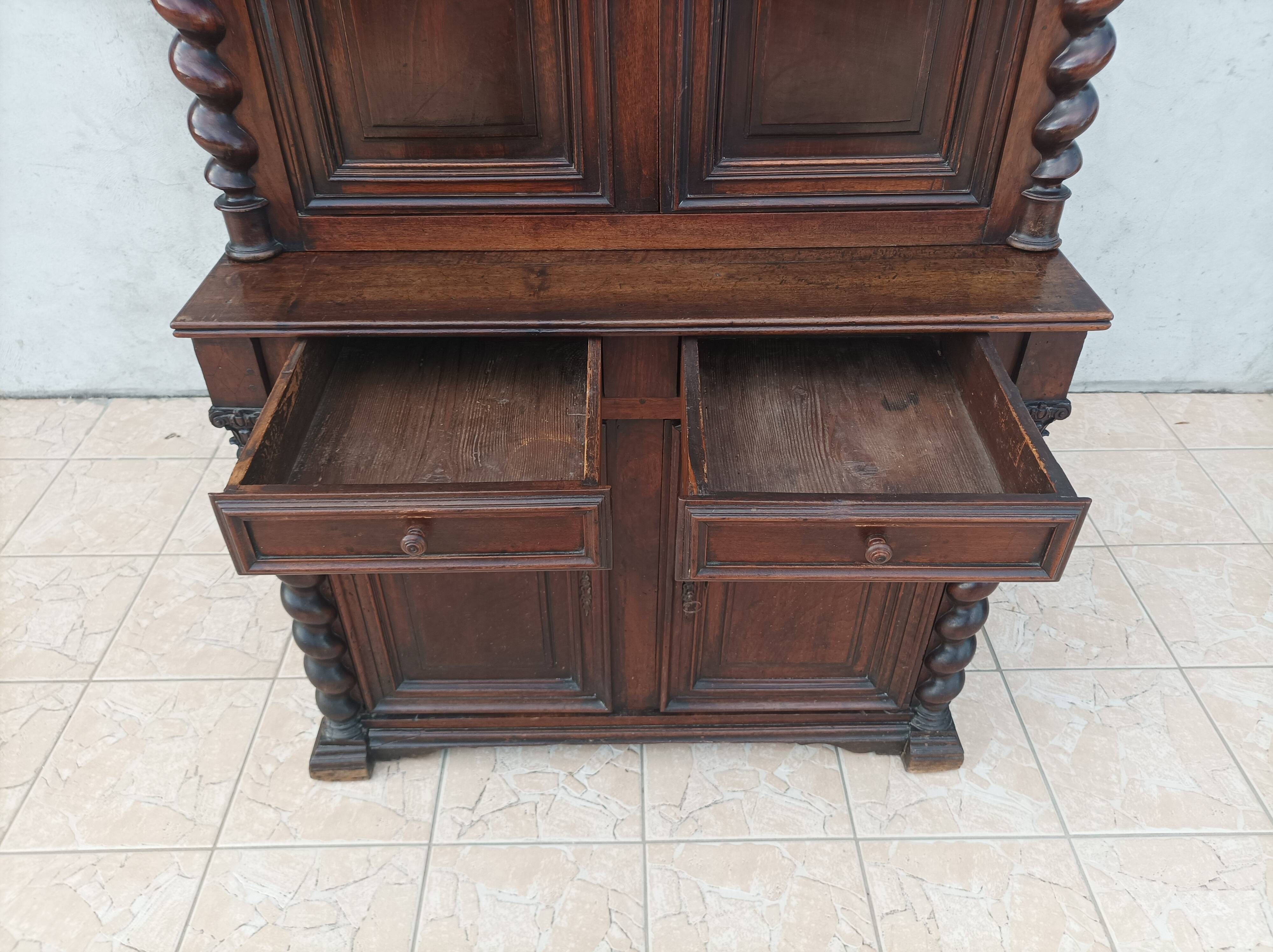 Buffet Louis XIII en noyer