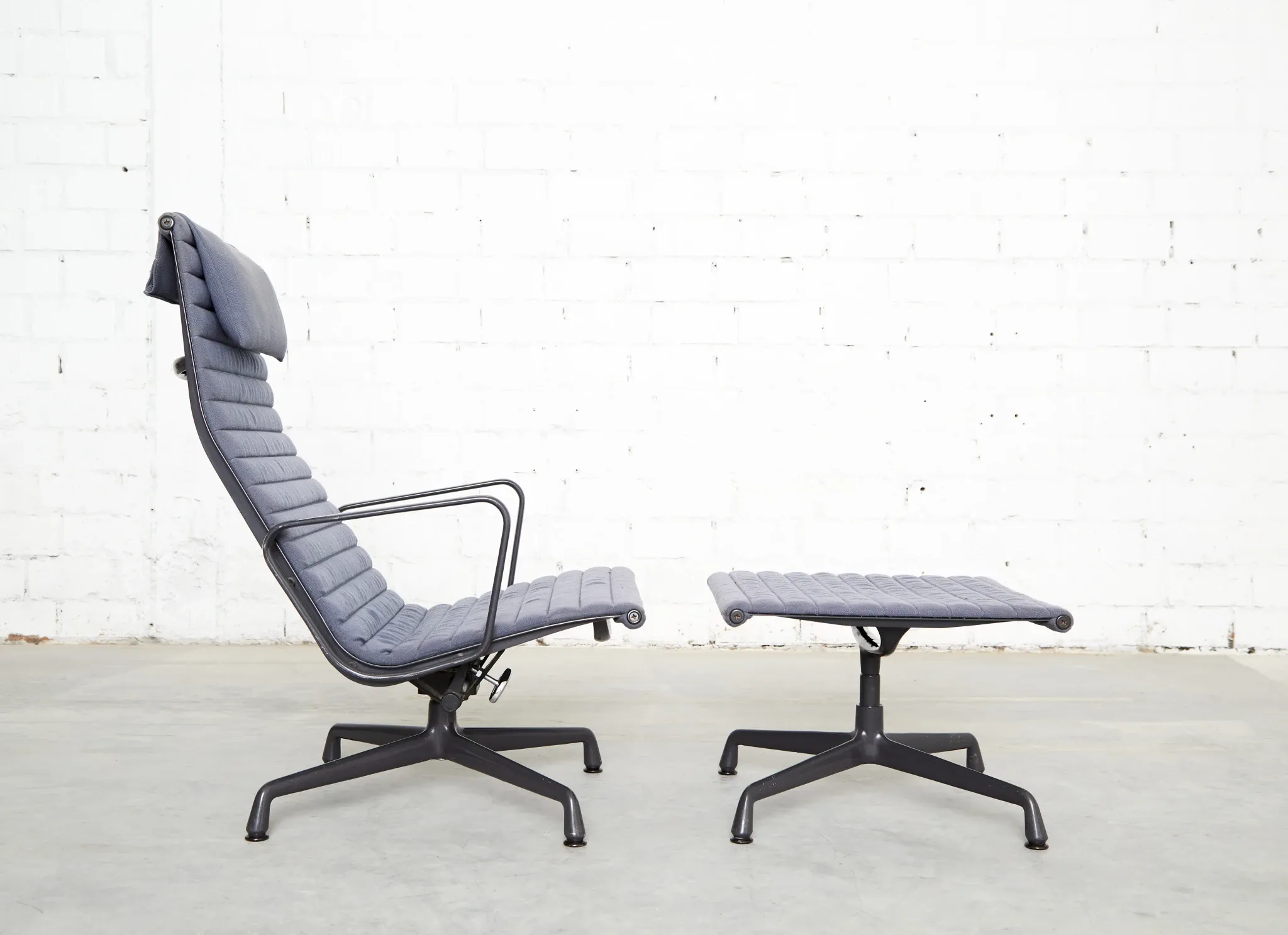 Charles & Ray Eames Chair EA124 & Ottomane EA125 for Vitra/Herman Miller