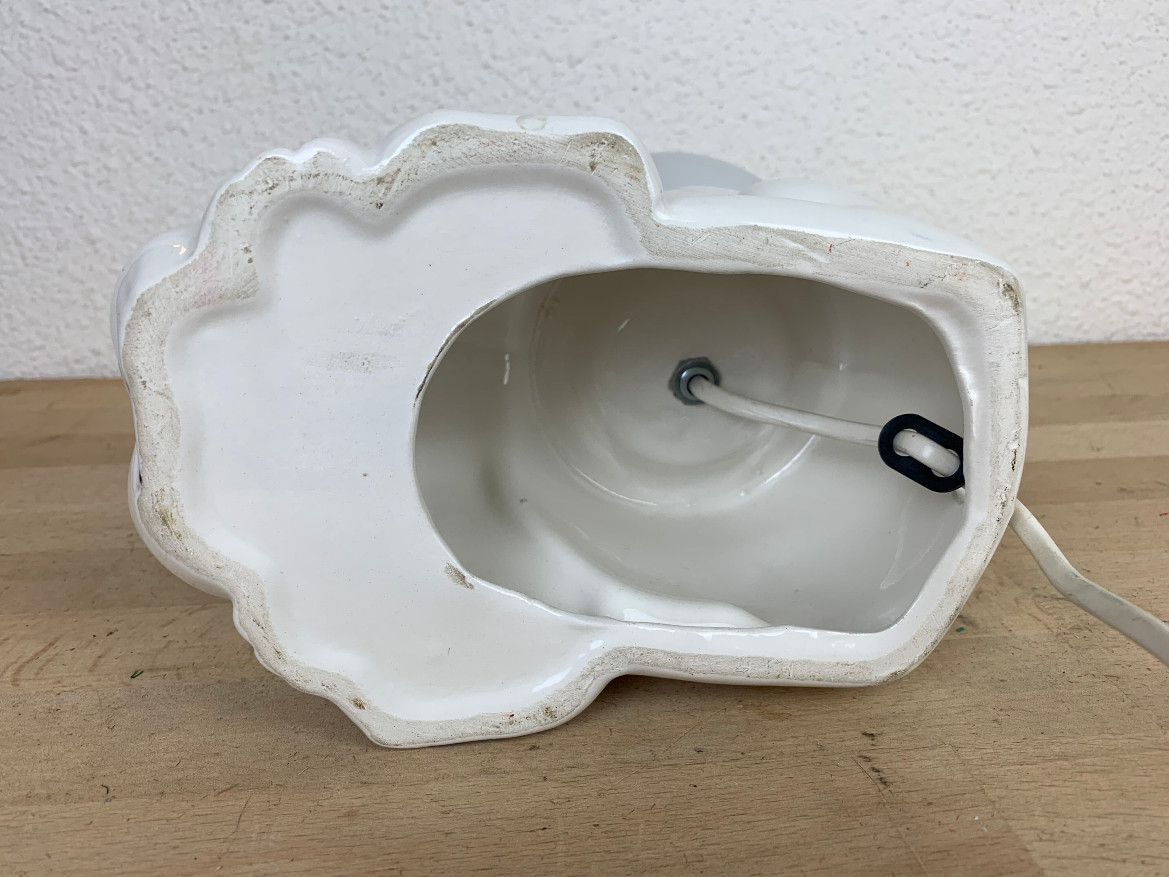 Lampe chien en céramique et globe opaline