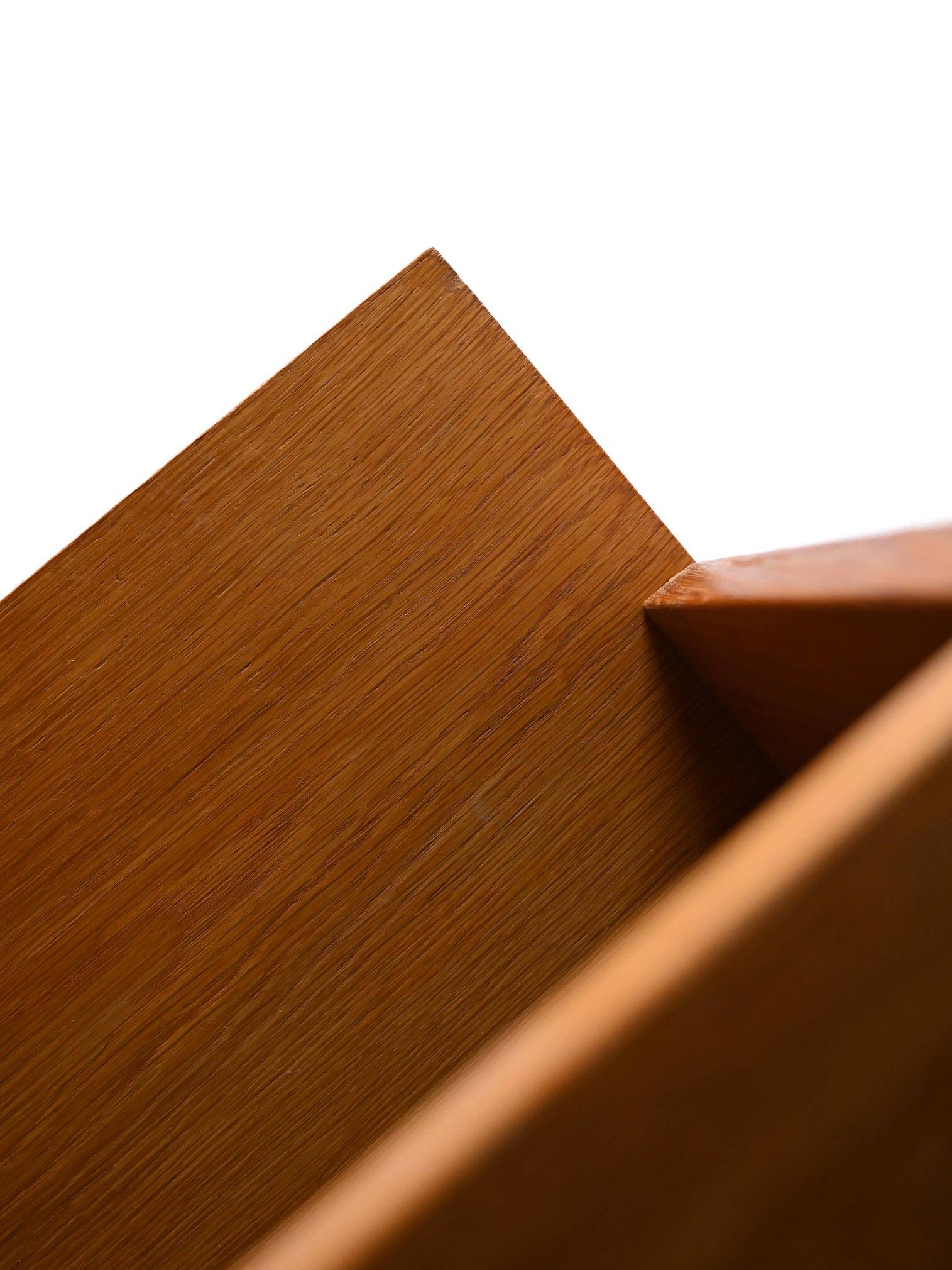 Bibliothèque scandinave avec compartiment de rangement