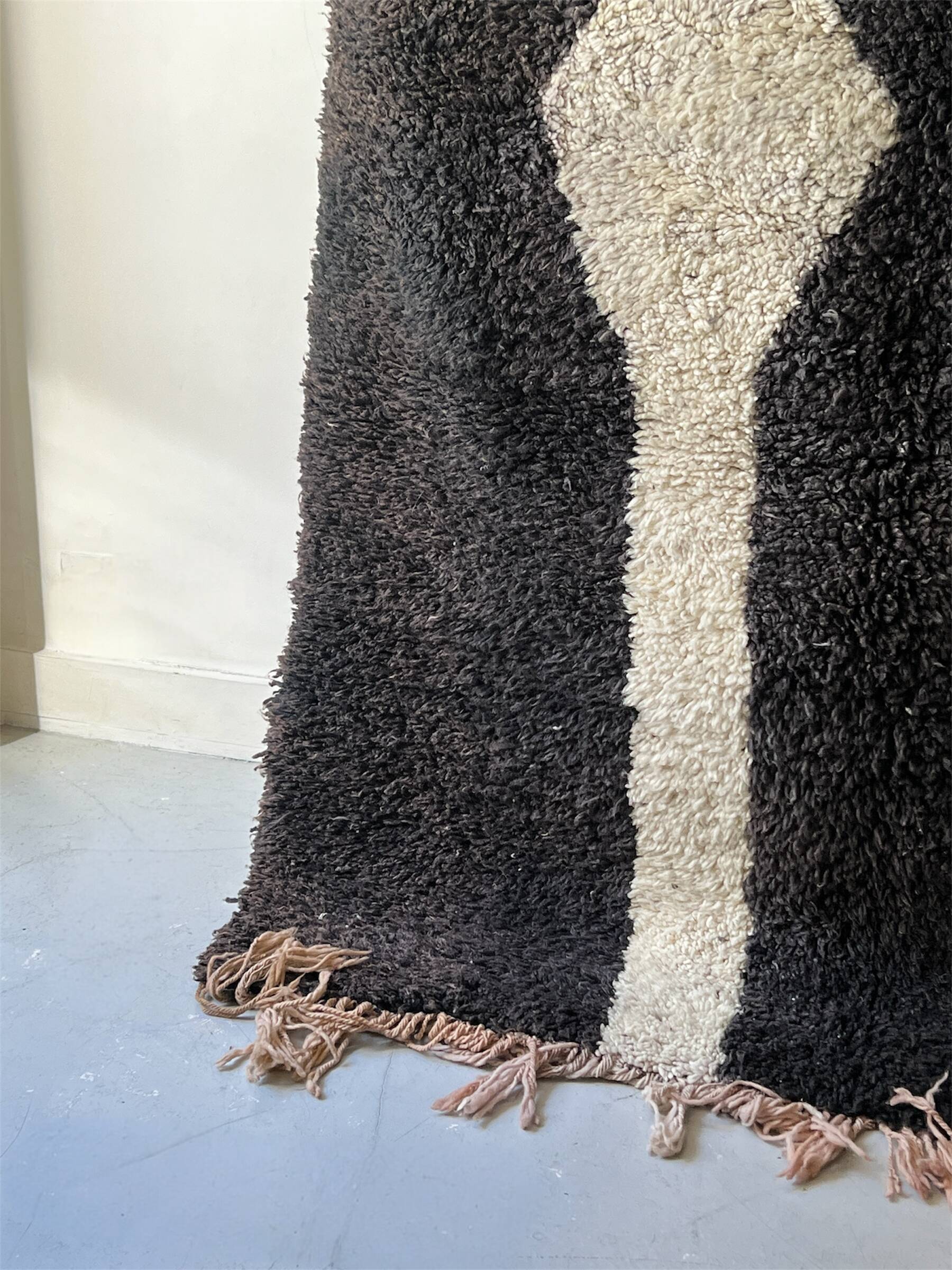 Ancient Berber rug in ecru and black violet, 100% pure virgin wool.