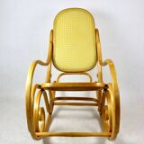 Chaise à bascule vintage en bois naturel attribuée à Michael Thonet