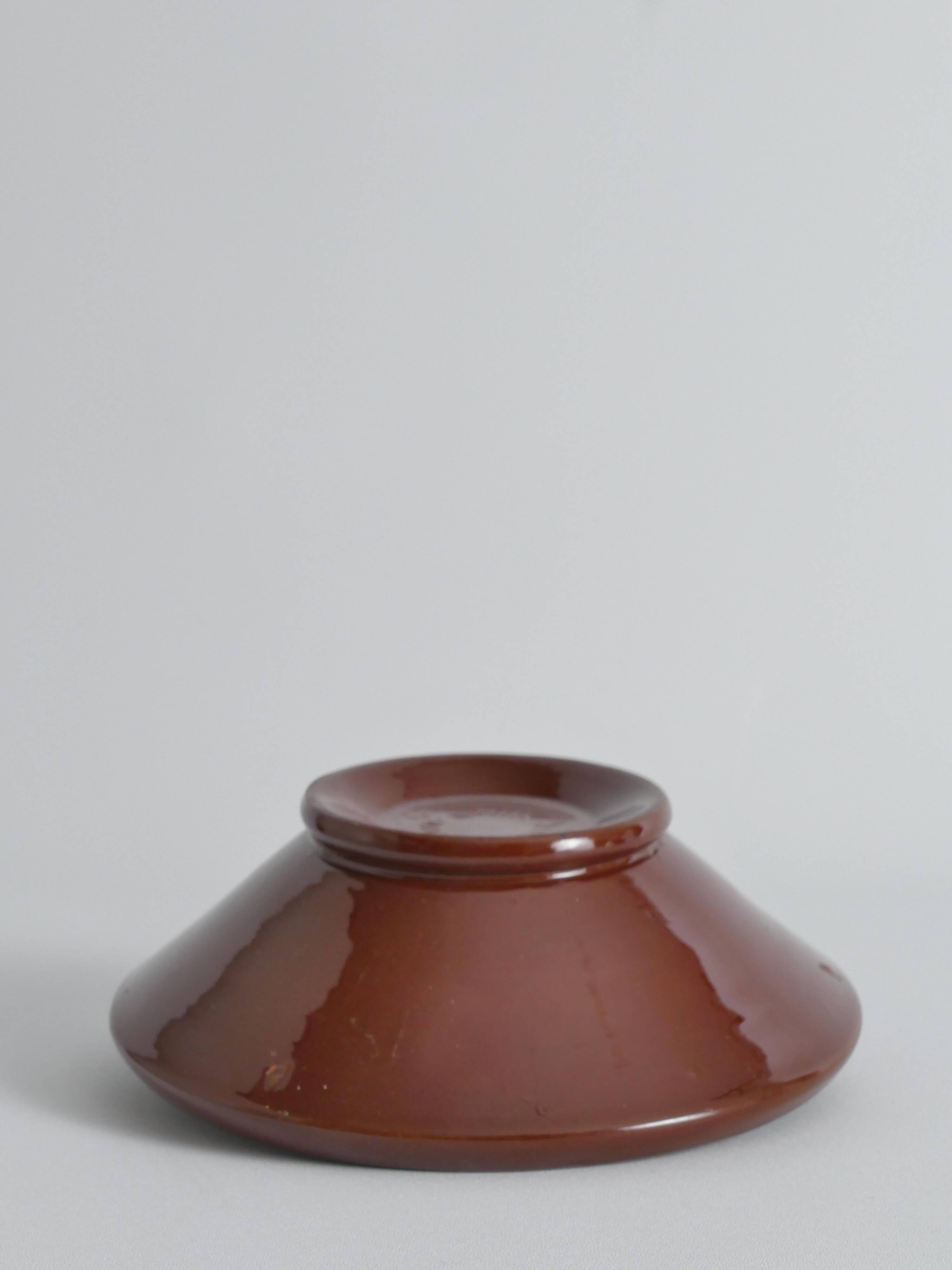 Bol à motif floral Art Nouveau par Agda Österberg, St. Erik Lervarufabriker, années 1910