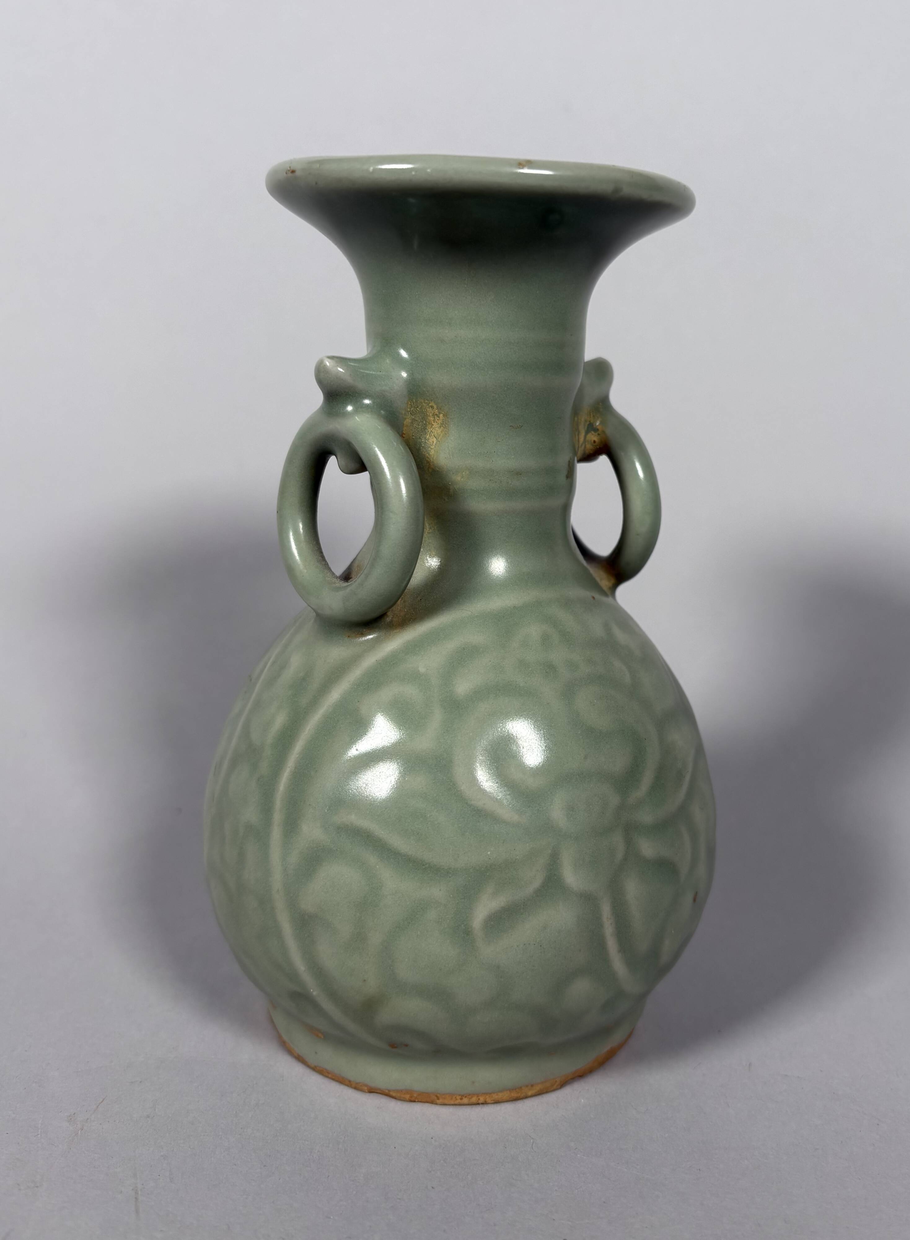 Celadon stoneware vase Longquan Yuan-Ming Dynasty - China